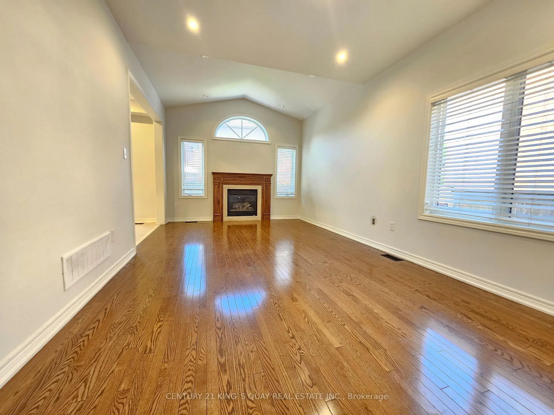 Photo 16 of 118 Sand Valley Street, Vaughan, Patterson — HOMEH