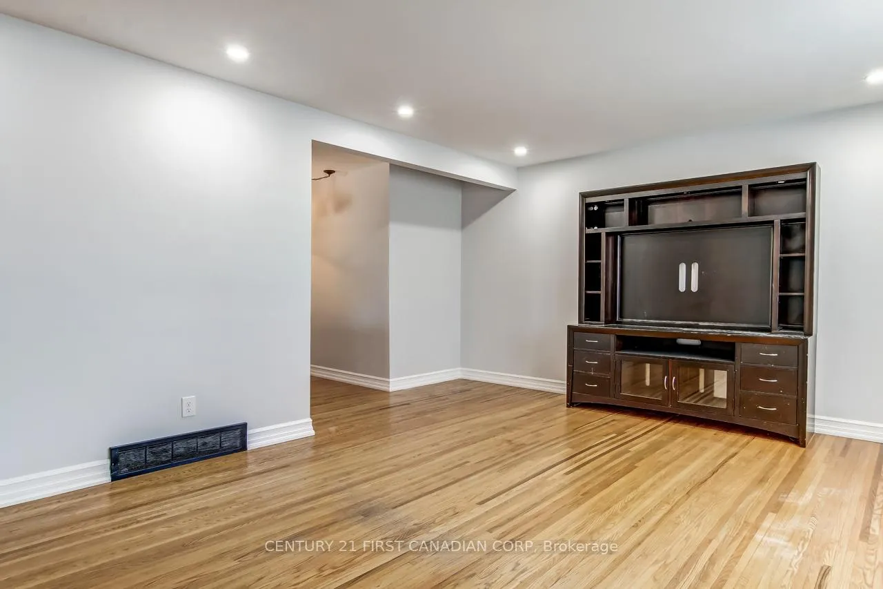 Photo 4 of 9 McLachlin Place, St. Thomas — HOMEH