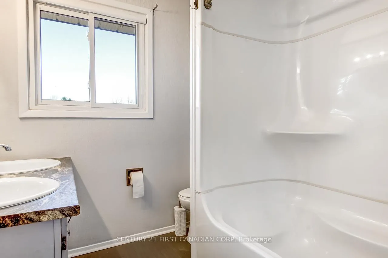 Photo 5 of 9 McLachlin Place, St. Thomas — HOMEH