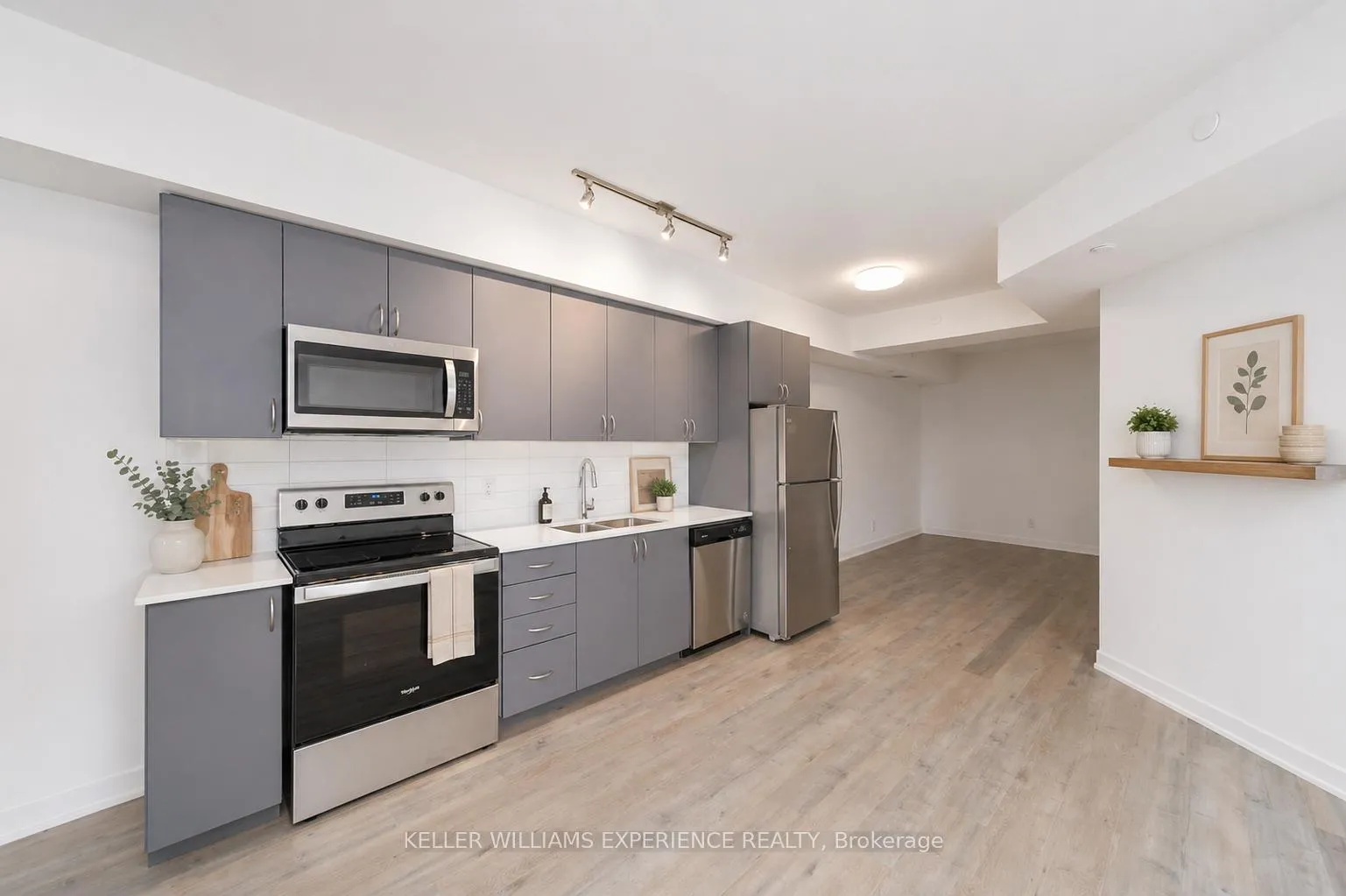 Photo 5 of Unit 508, 56 Lakeside Terrace, Barrie, Little Lake — HOMEH