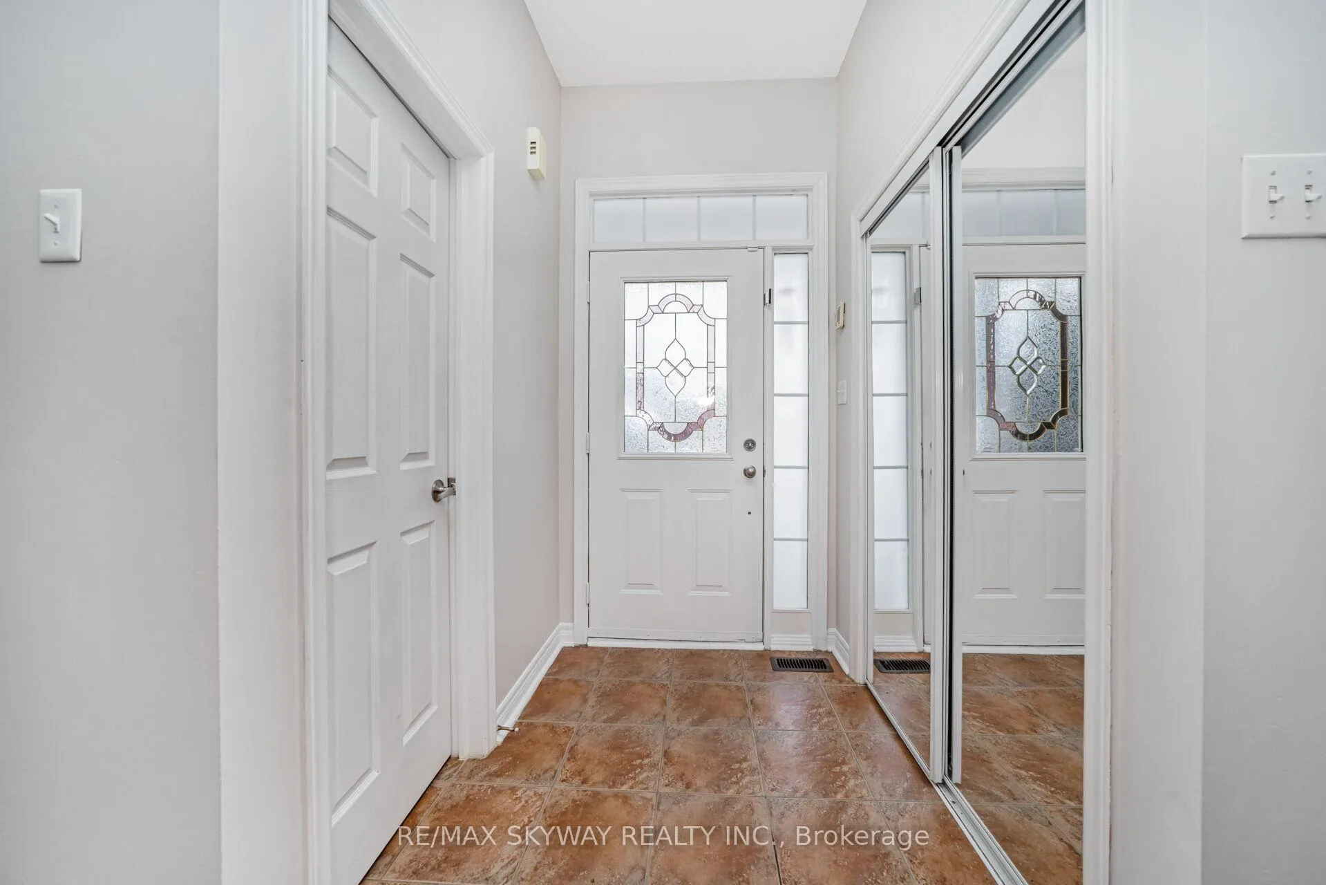 Photo 5 of 87 Ashdale Road, Brampton, Bram West — HOMEH
