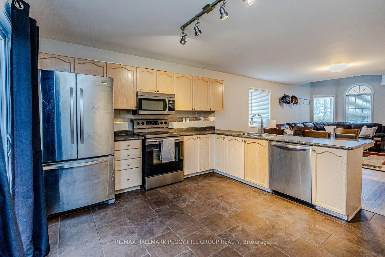 Photo 3 of 30 Hewitt Place, Barrie, Georgian Drive — HOMEH
