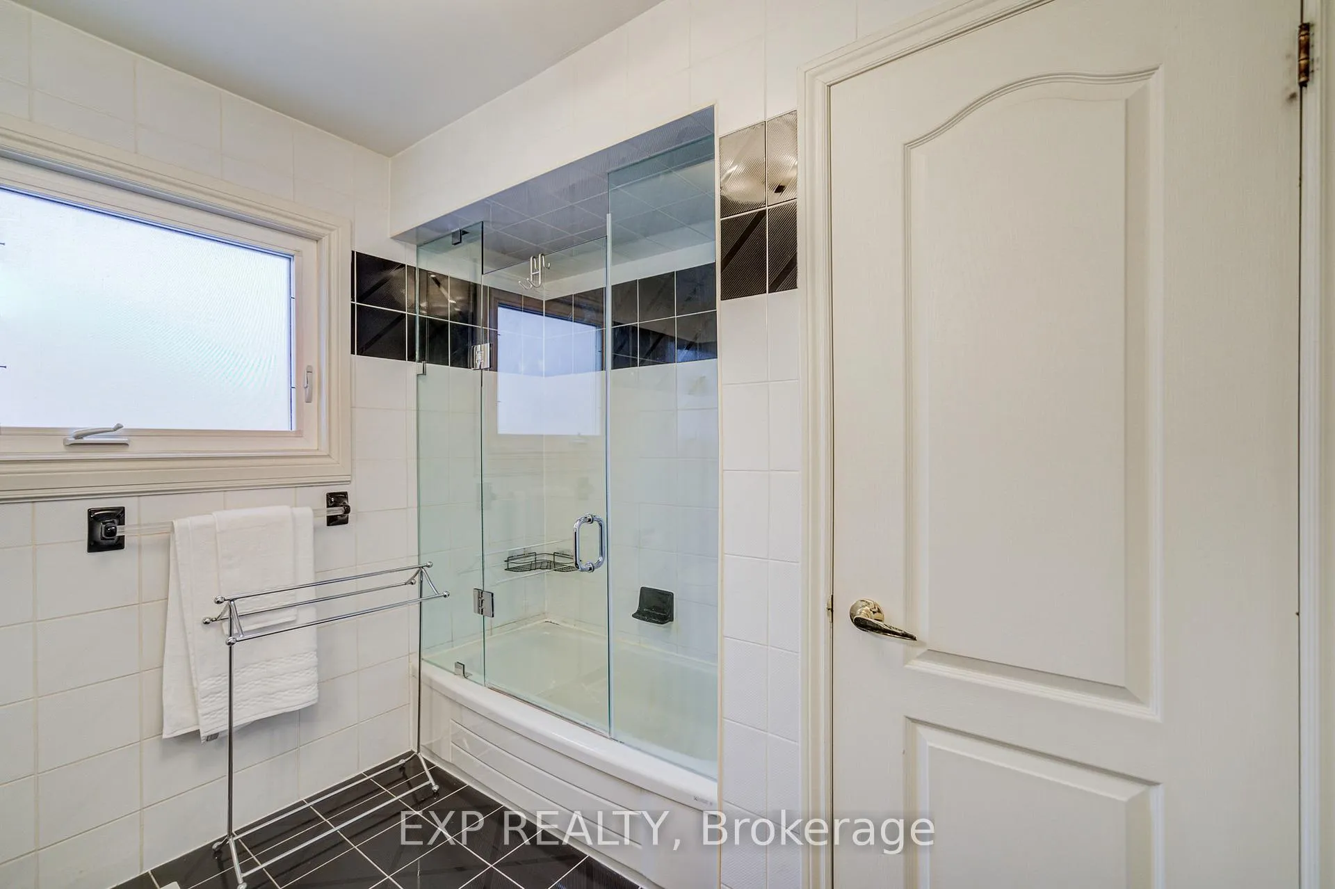 Photo 31 of 372 Greenock Drive, Vaughan, Maple — HOMEH
