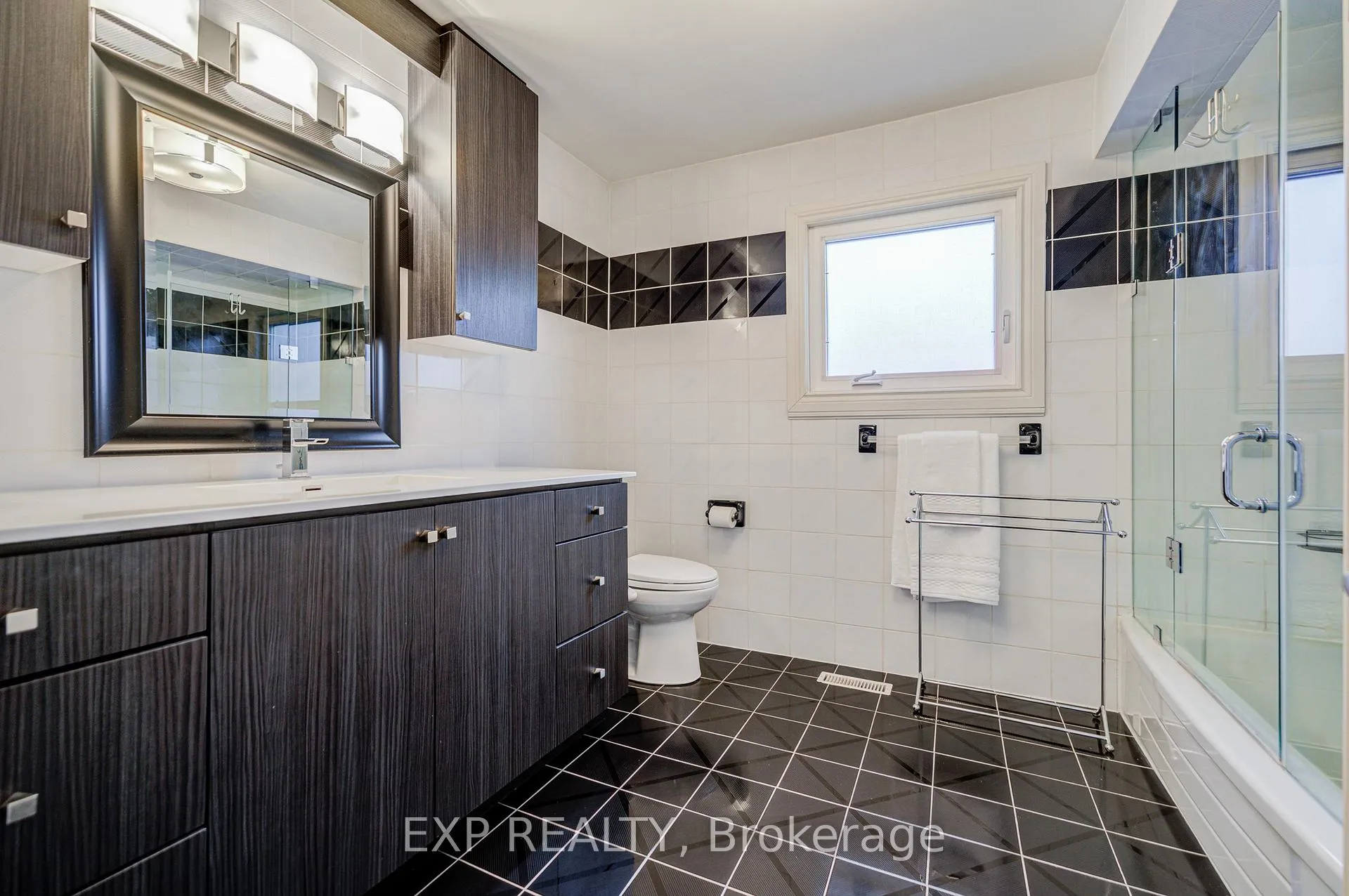 Photo 32 of 372 Greenock Drive, Vaughan, Maple — HOMEH