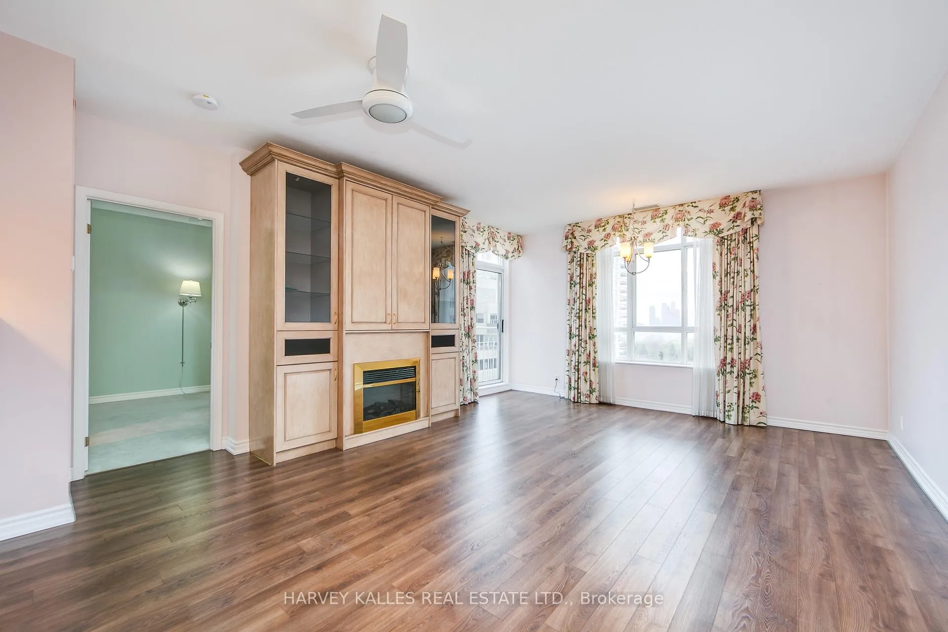 Photo 3 of Unit 903, 1 Deer Park Crescent, Toronto, Yonge-St. Clair — HOMEH