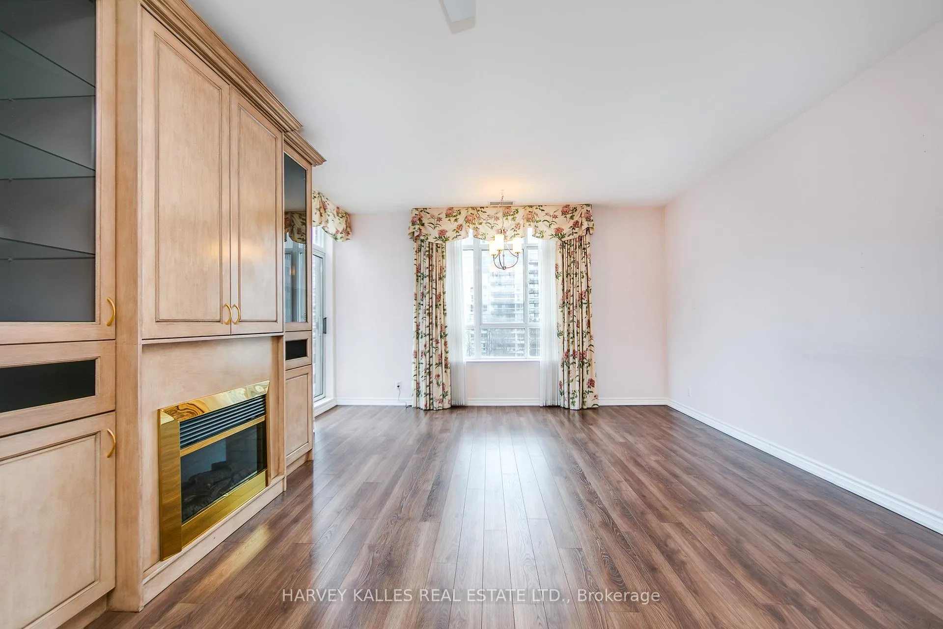 Photo 4 of Unit 903, 1 Deer Park Crescent, Toronto, Yonge-St. Clair — HOMEH
