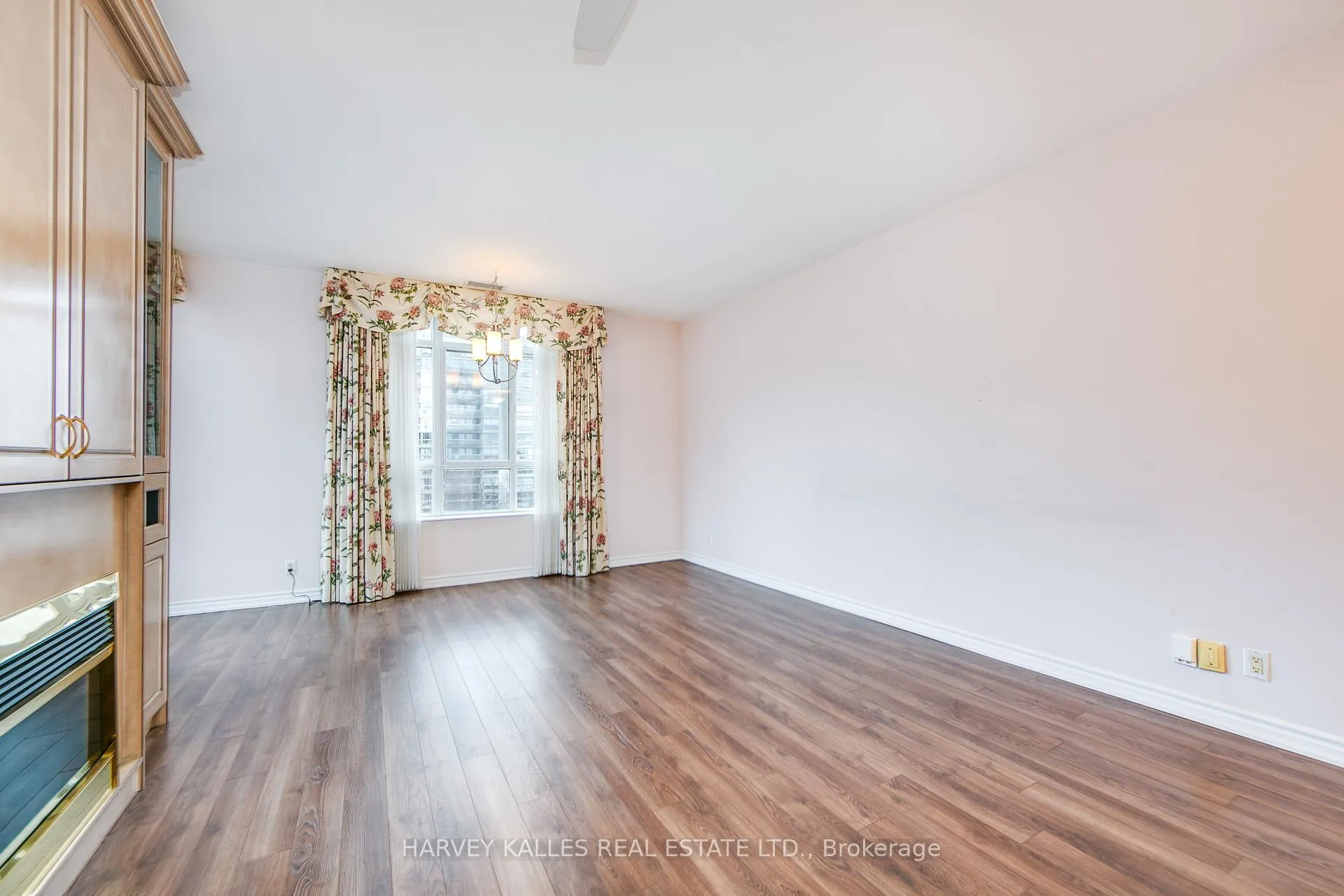Photo 5 of Unit 903, 1 Deer Park Crescent, Toronto, Yonge-St. Clair — HOMEH