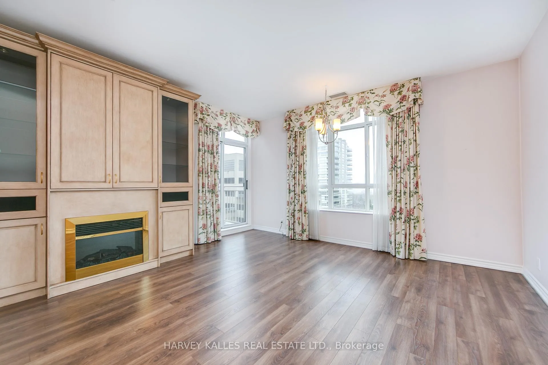 Photo 8 of Unit 903, 1 Deer Park Crescent, Toronto, Yonge-St. Clair — HOMEH
