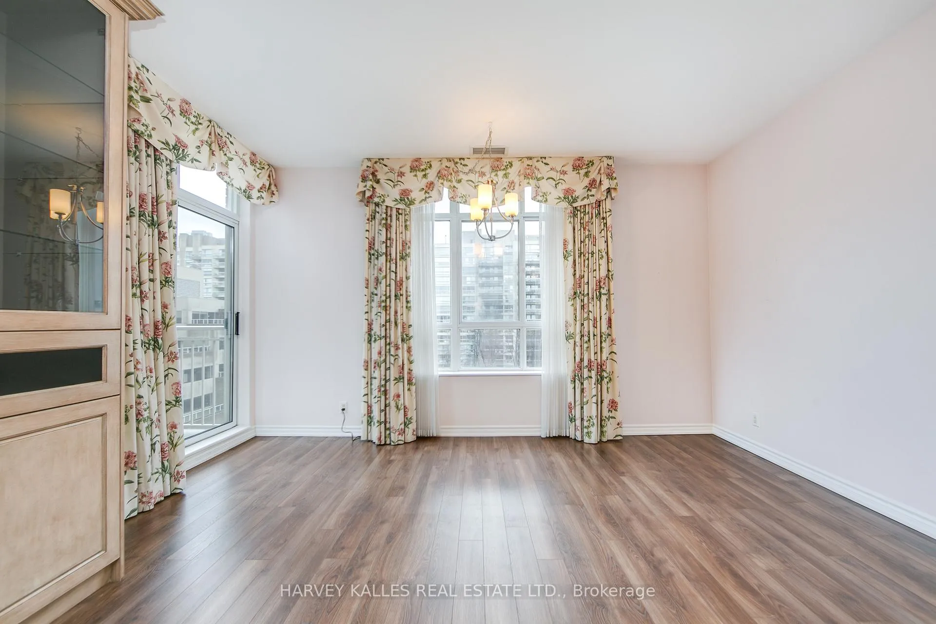 Photo 9 of Unit 903, 1 Deer Park Crescent, Toronto, Yonge-St. Clair — HOMEH