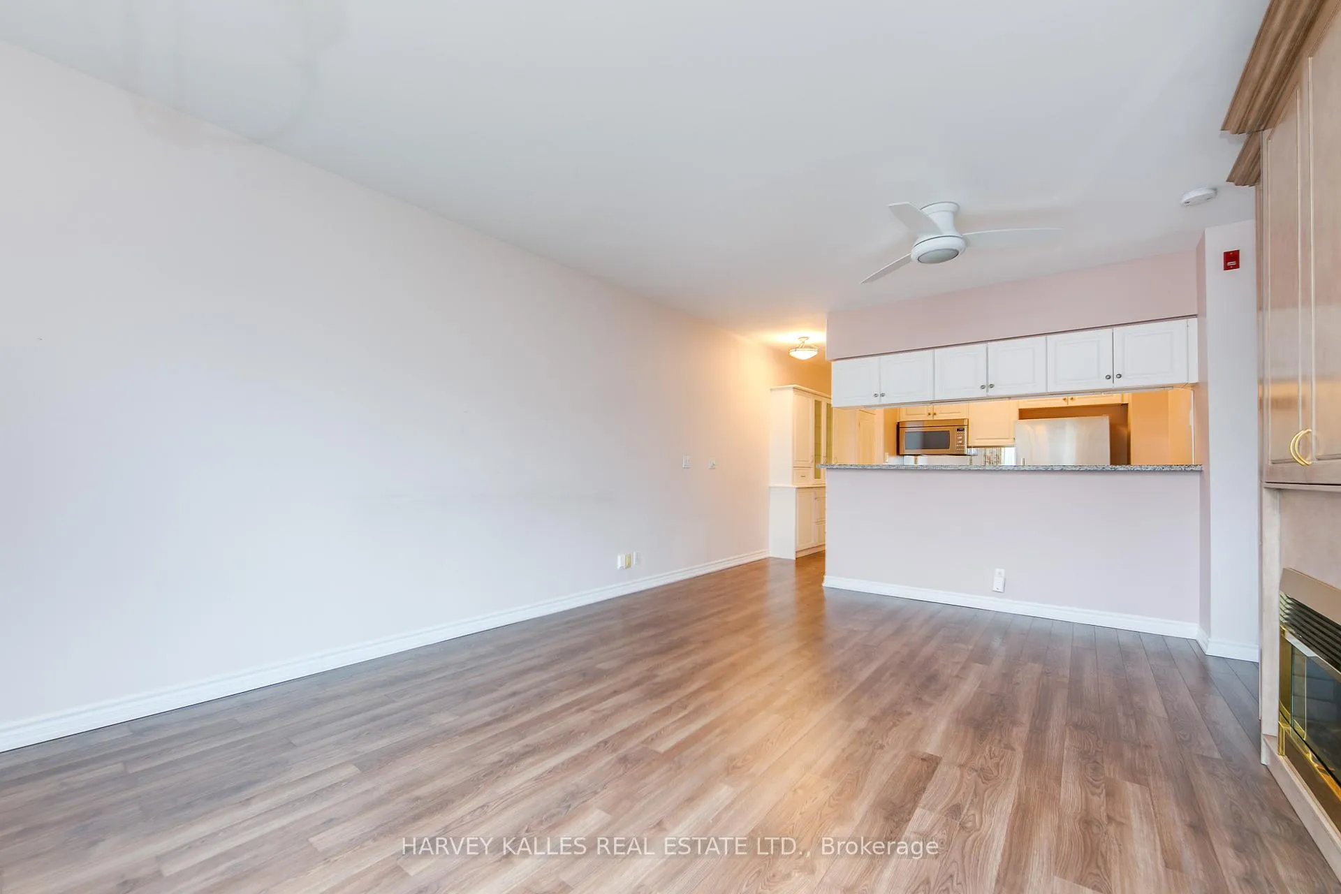 Photo 10 of Unit 903, 1 Deer Park Crescent, Toronto, Yonge-St. Clair — HOMEH