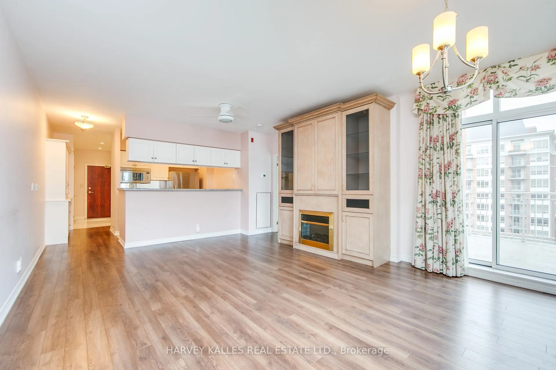 Photo 11 of Unit 903, 1 Deer Park Crescent, Toronto, Yonge-St. Clair — HOMEH