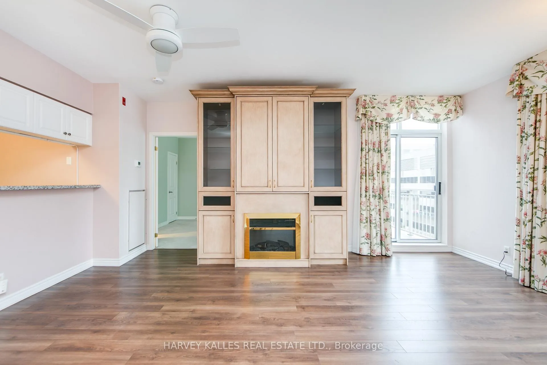 Photo 12 of Unit 903, 1 Deer Park Crescent, Toronto, Yonge-St. Clair — HOMEH