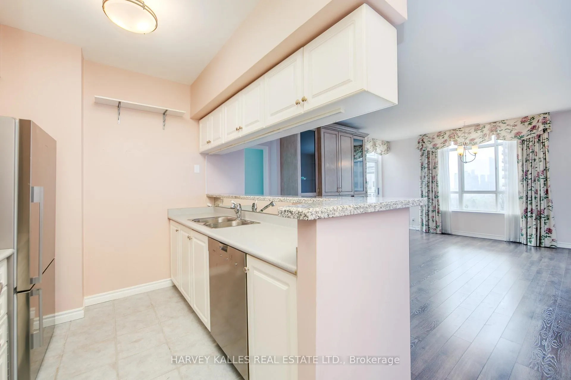 Photo 14 of Unit 903, 1 Deer Park Crescent, Toronto, Yonge-St. Clair — HOMEH