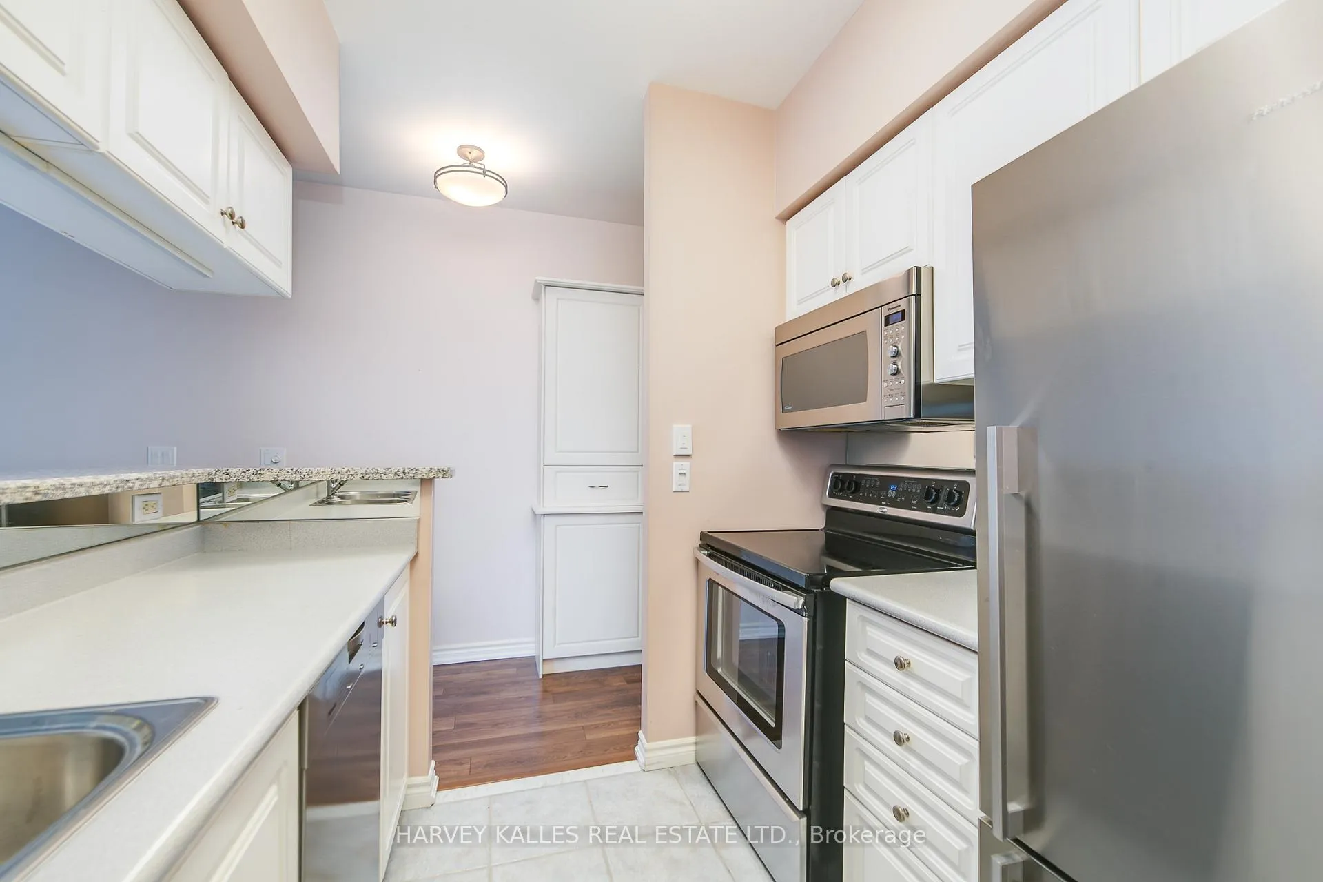 Photo 18 of Unit 903, 1 Deer Park Crescent, Toronto, Yonge-St. Clair — HOMEH