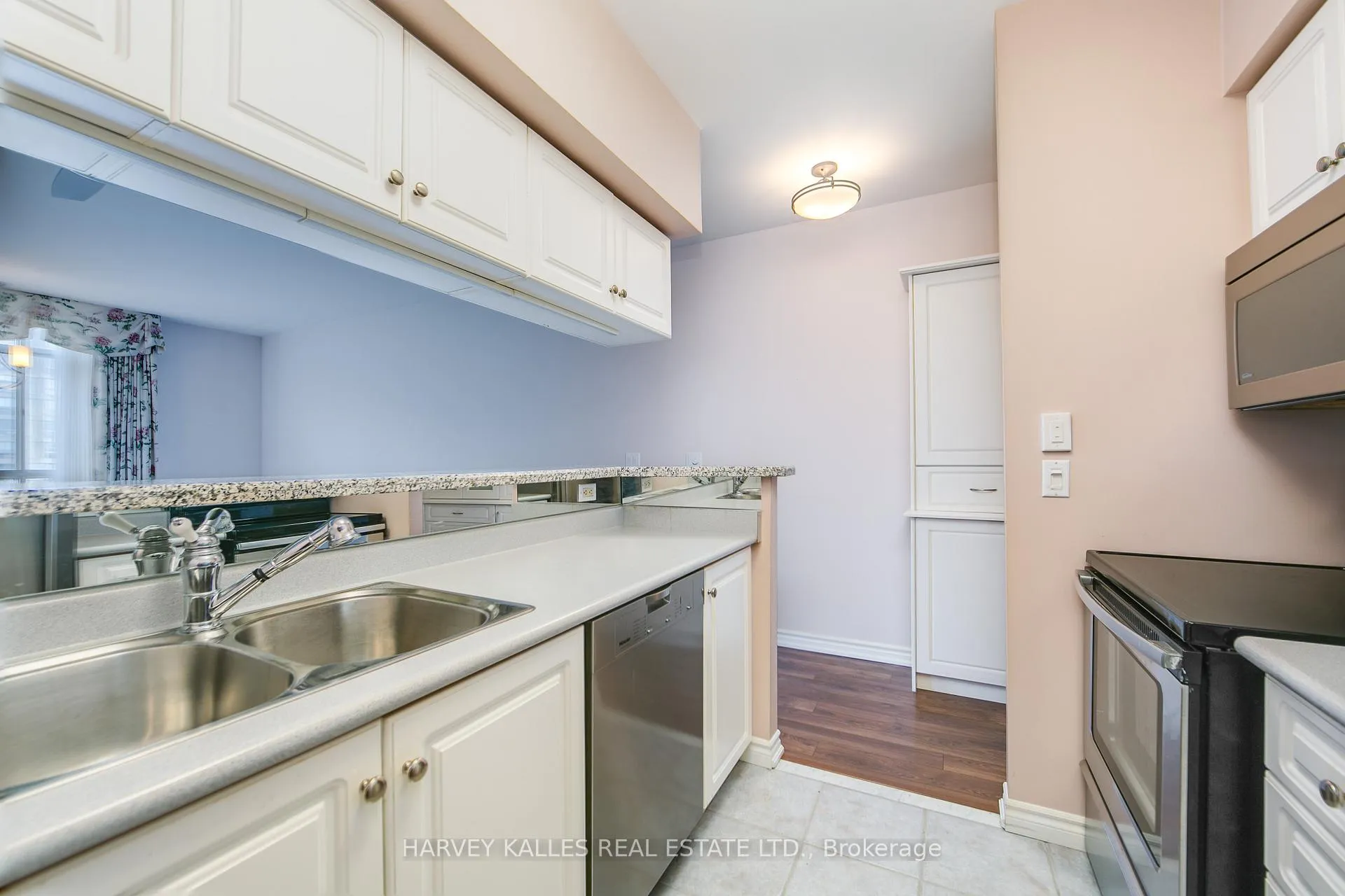 Photo 19 of Unit 903, 1 Deer Park Crescent, Toronto, Yonge-St. Clair — HOMEH