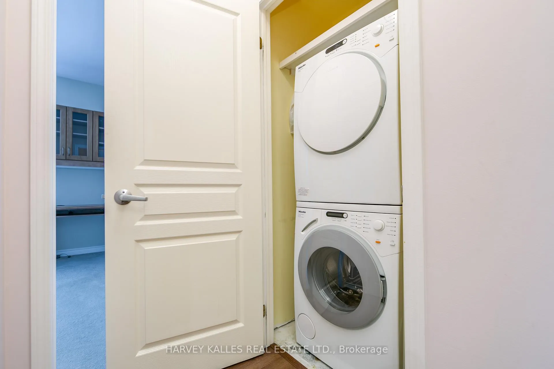 Photo 32 of Unit 903, 1 Deer Park Crescent, Toronto, Yonge-St. Clair — HOMEH
