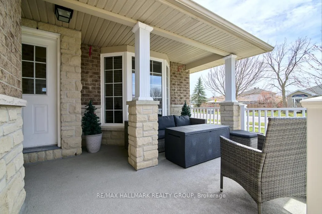 Photo 4 of 702 Mud Creek Crescent, Ottawa, Riverside South/Gloucester Glen — HOMEH