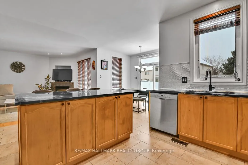 Photo 14 of 702 Mud Creek Crescent, Ottawa, Riverside South/Gloucester Glen — HOMEH