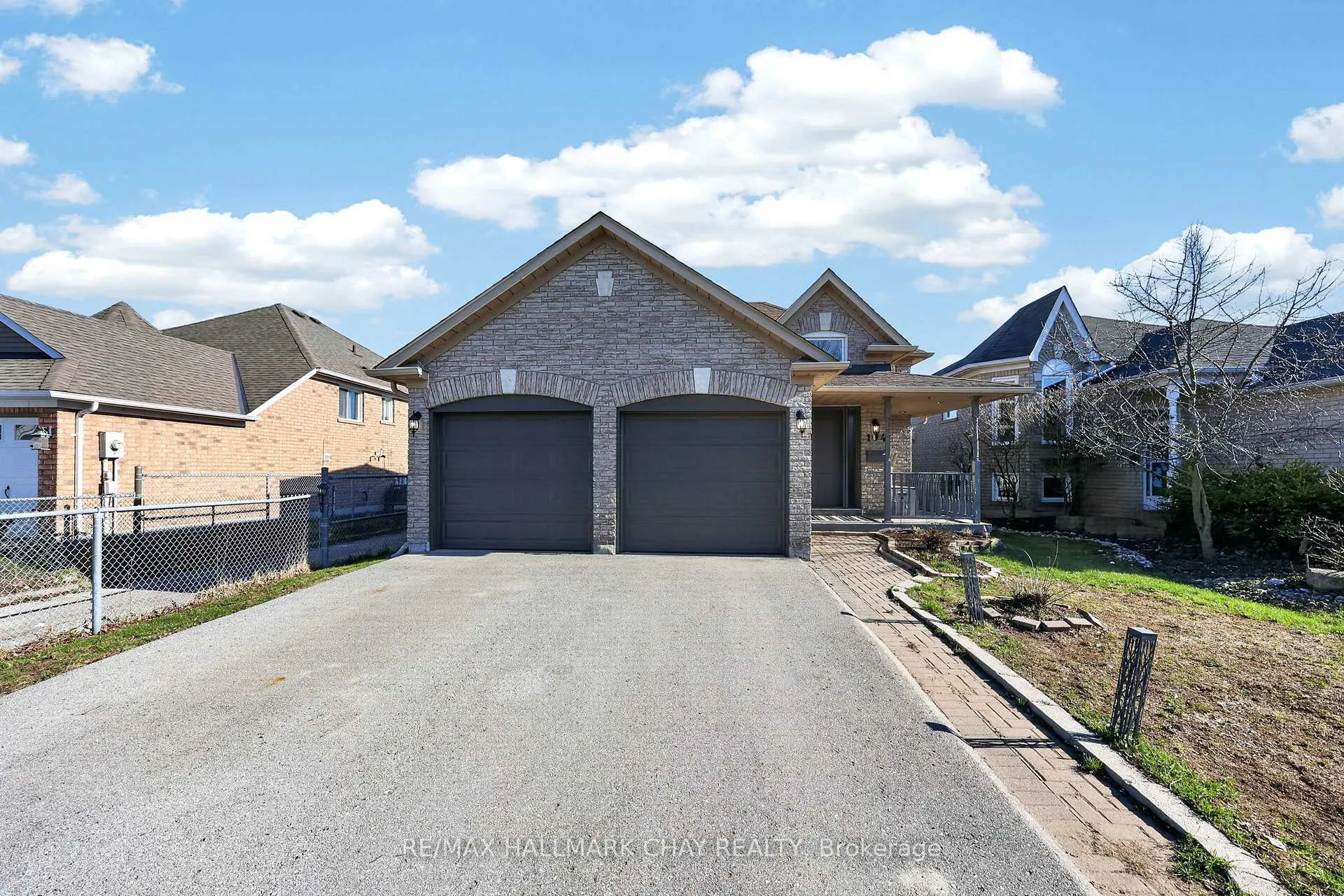 Photo 2 of 194 Wessenger Drive, Barrie, Holly — HOMEH