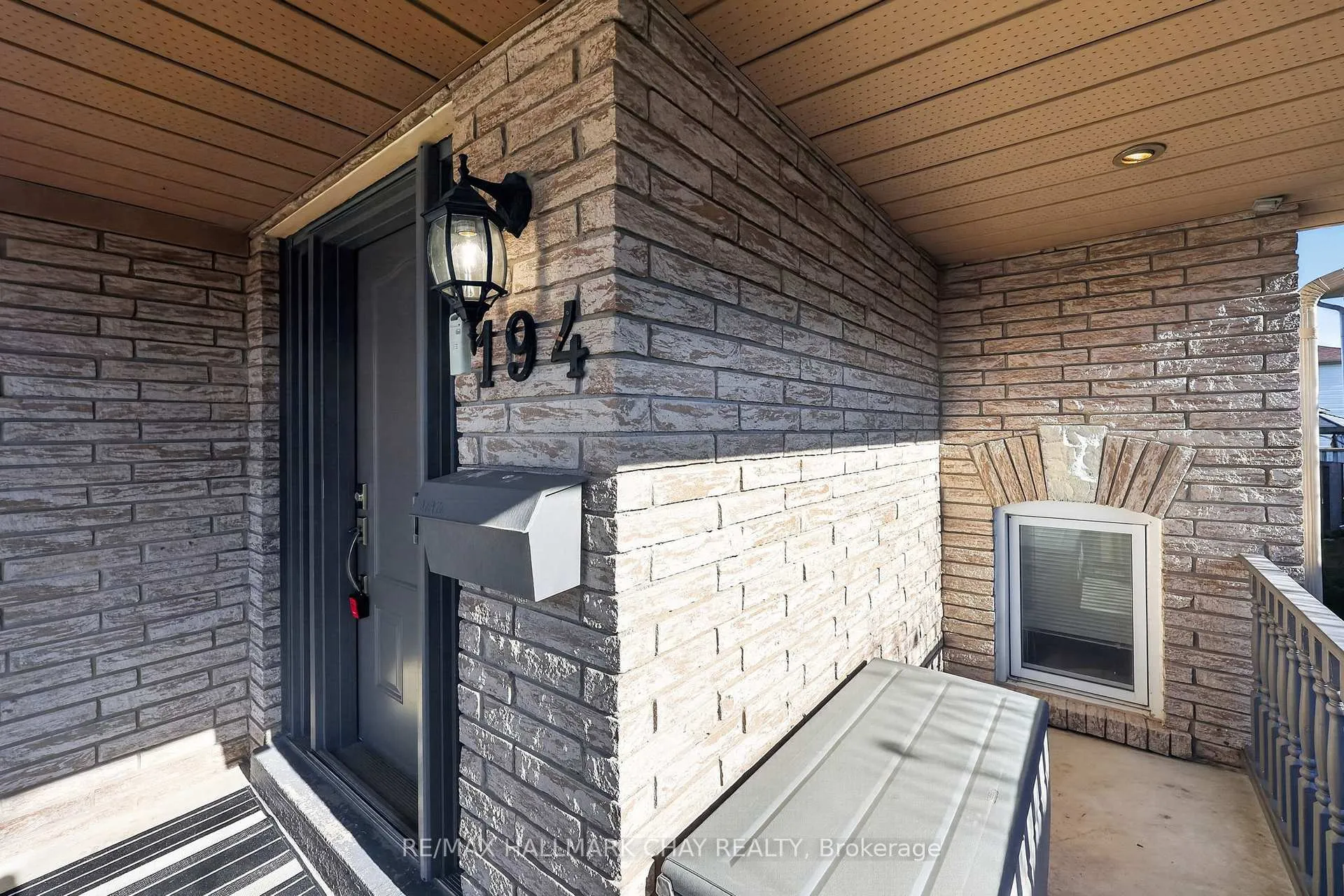 Photo 3 of 194 Wessenger Drive, Barrie, Holly — HOMEH