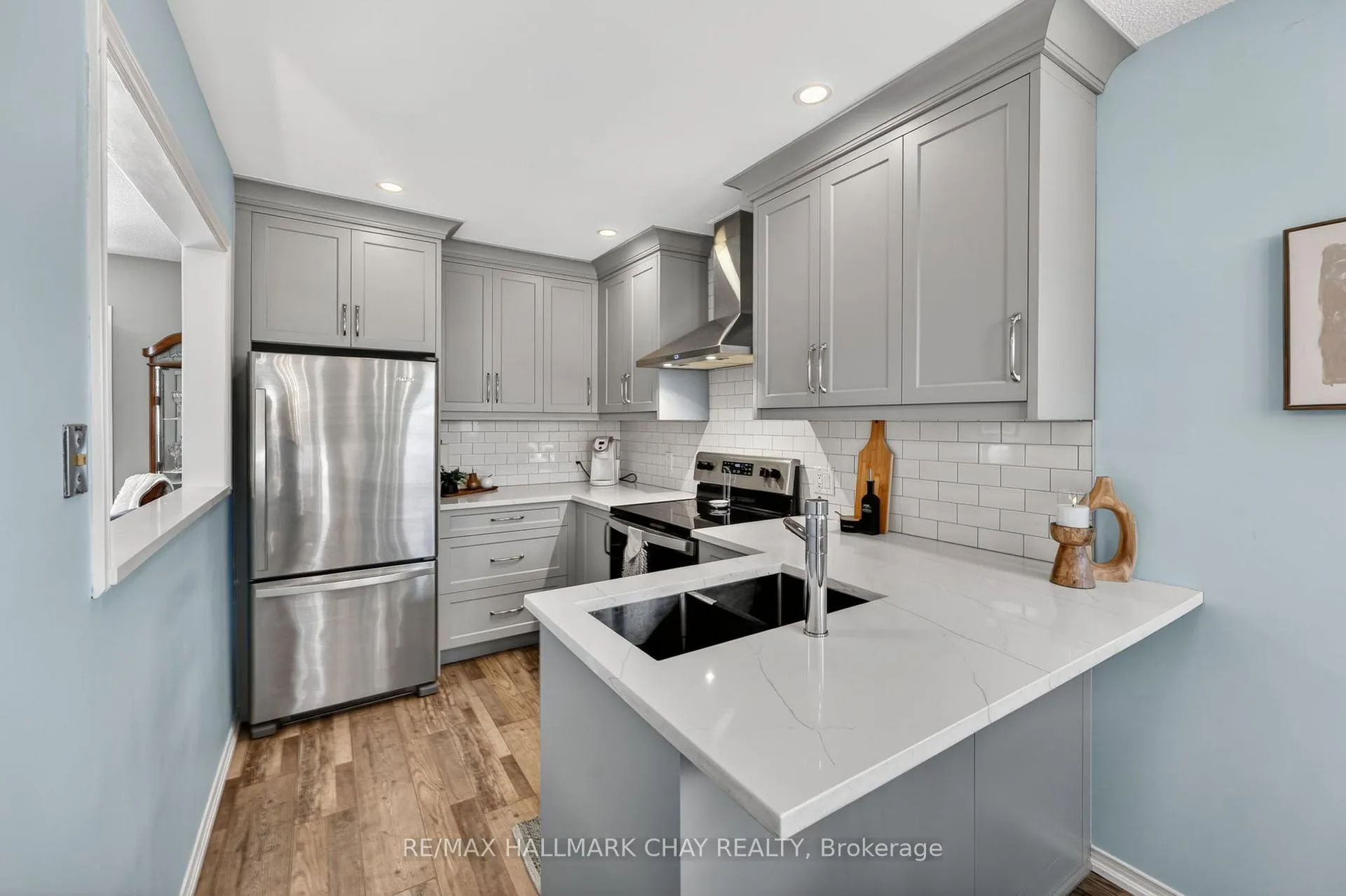 Photo 6 of 194 Wessenger Drive, Barrie, Holly — HOMEH