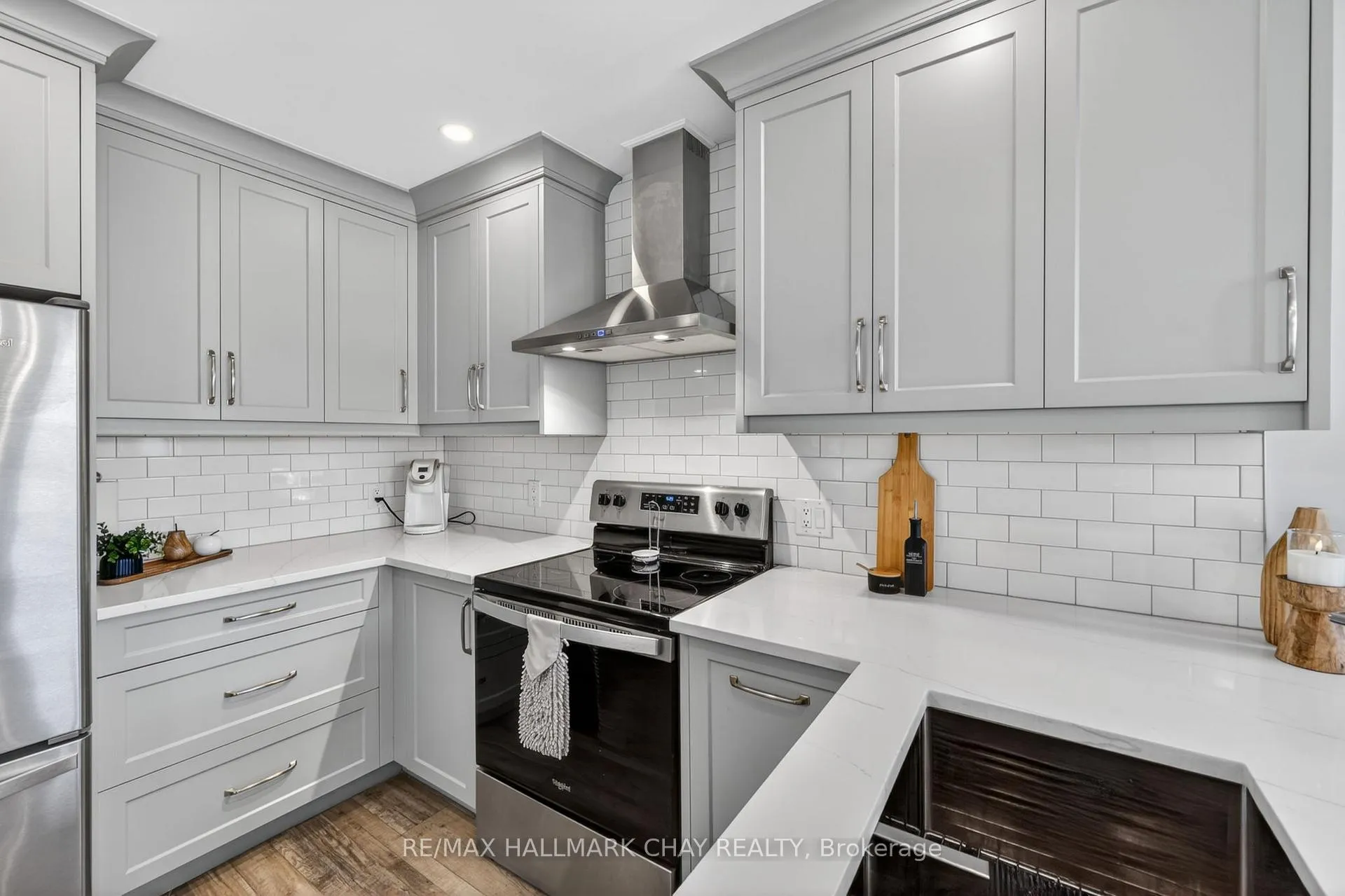 Photo 7 of 194 Wessenger Drive, Barrie, Holly — HOMEH
