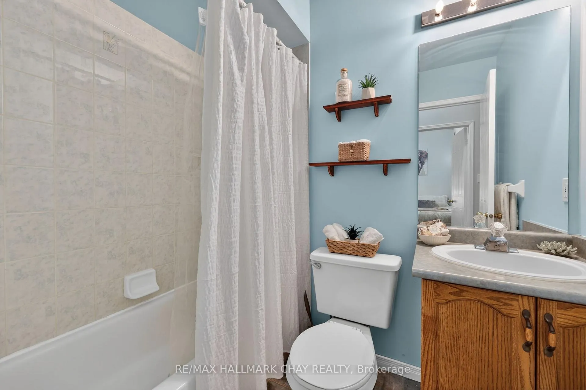 Photo 23 of 194 Wessenger Drive, Barrie, Holly — HOMEH