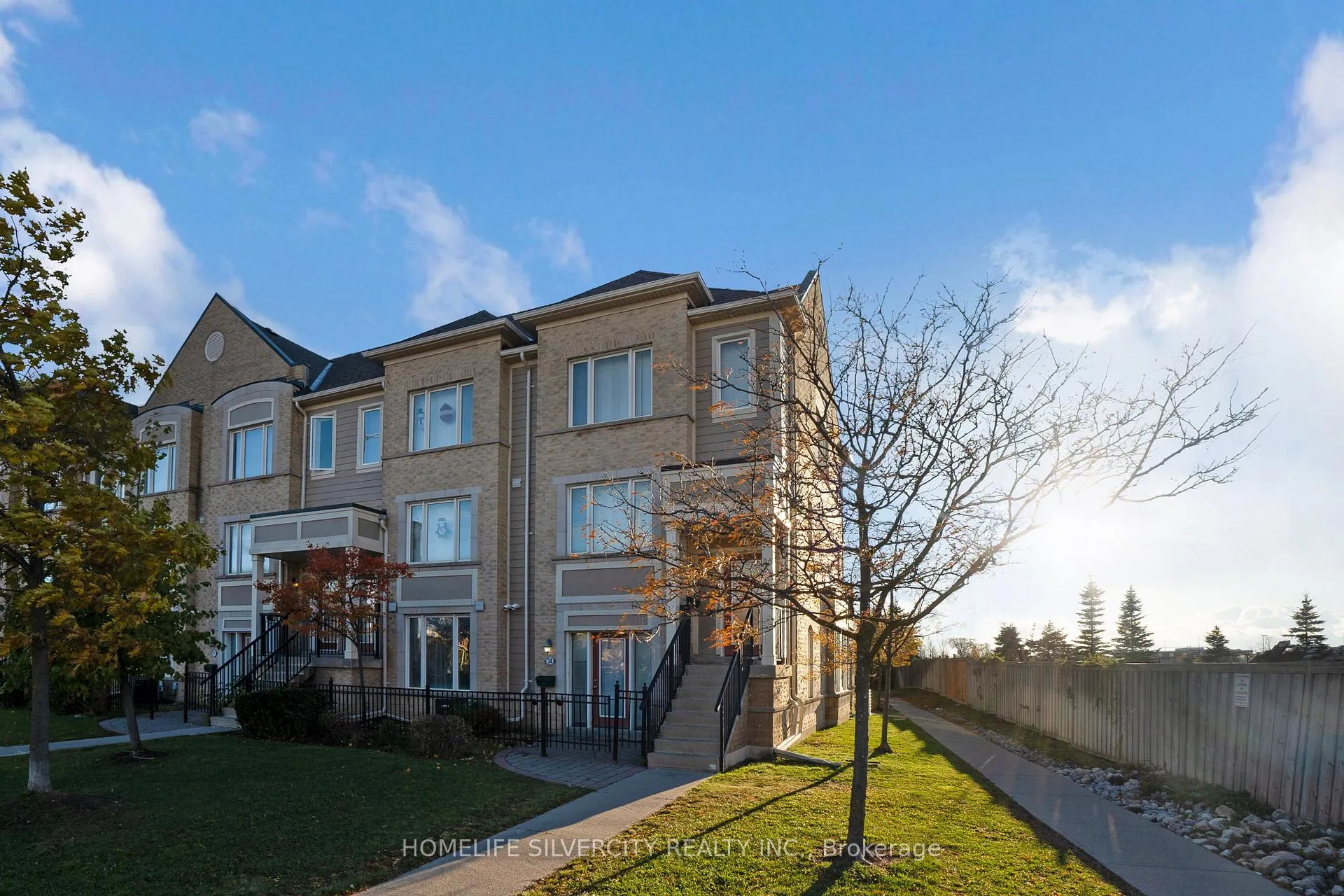 Photo 2 of Unit 38, 60 Fairwood Circle, Brampton, Sandringham-Wellington — HOMEH