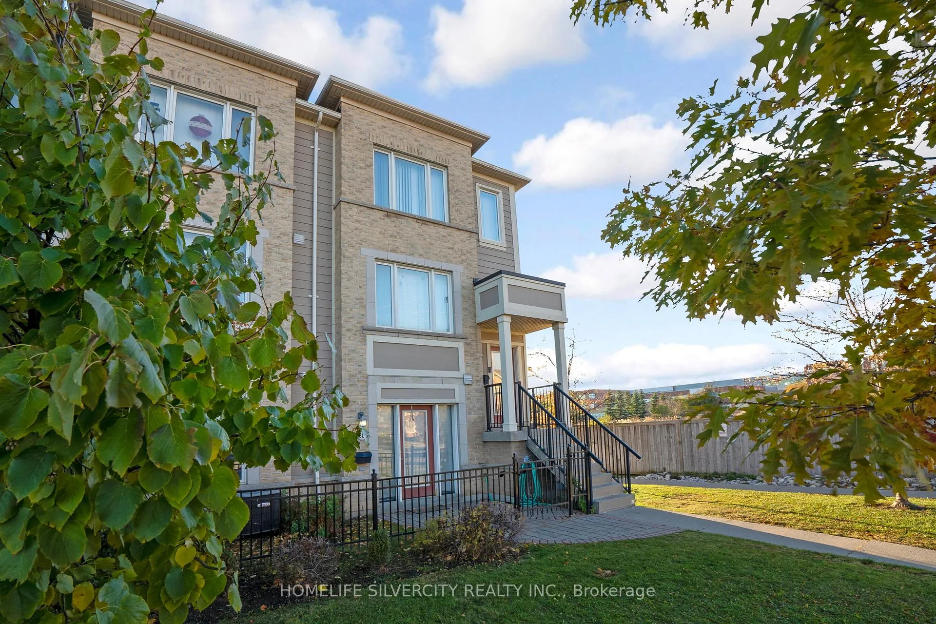 Photo 3 of Unit 38, 60 Fairwood Circle, Brampton, Sandringham-Wellington — HOMEH