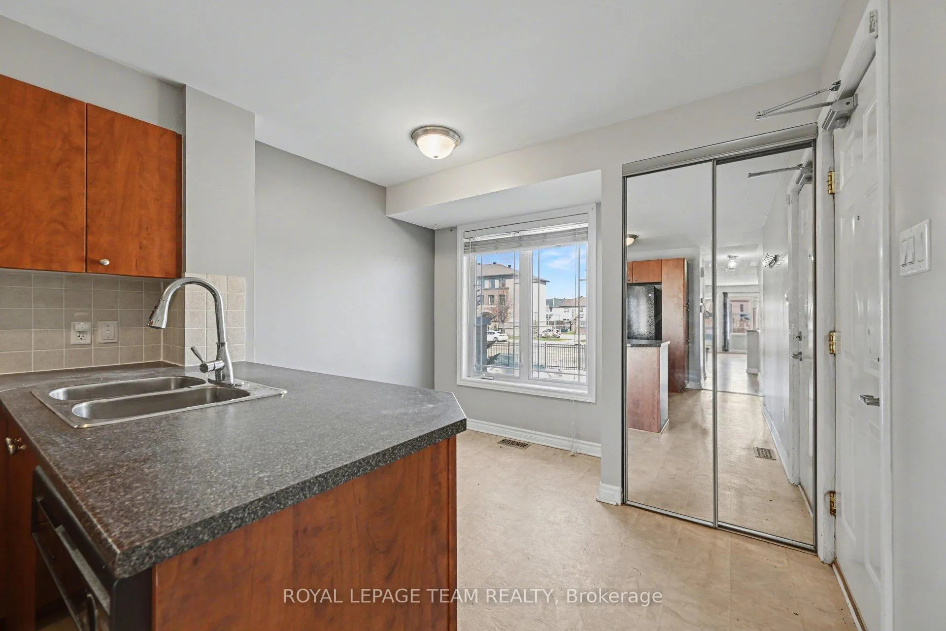 Photo 2 of Unit A, 554 Chapman Mills Drive, Ottawa, Barrhaven - Strandherd — HOMEH
