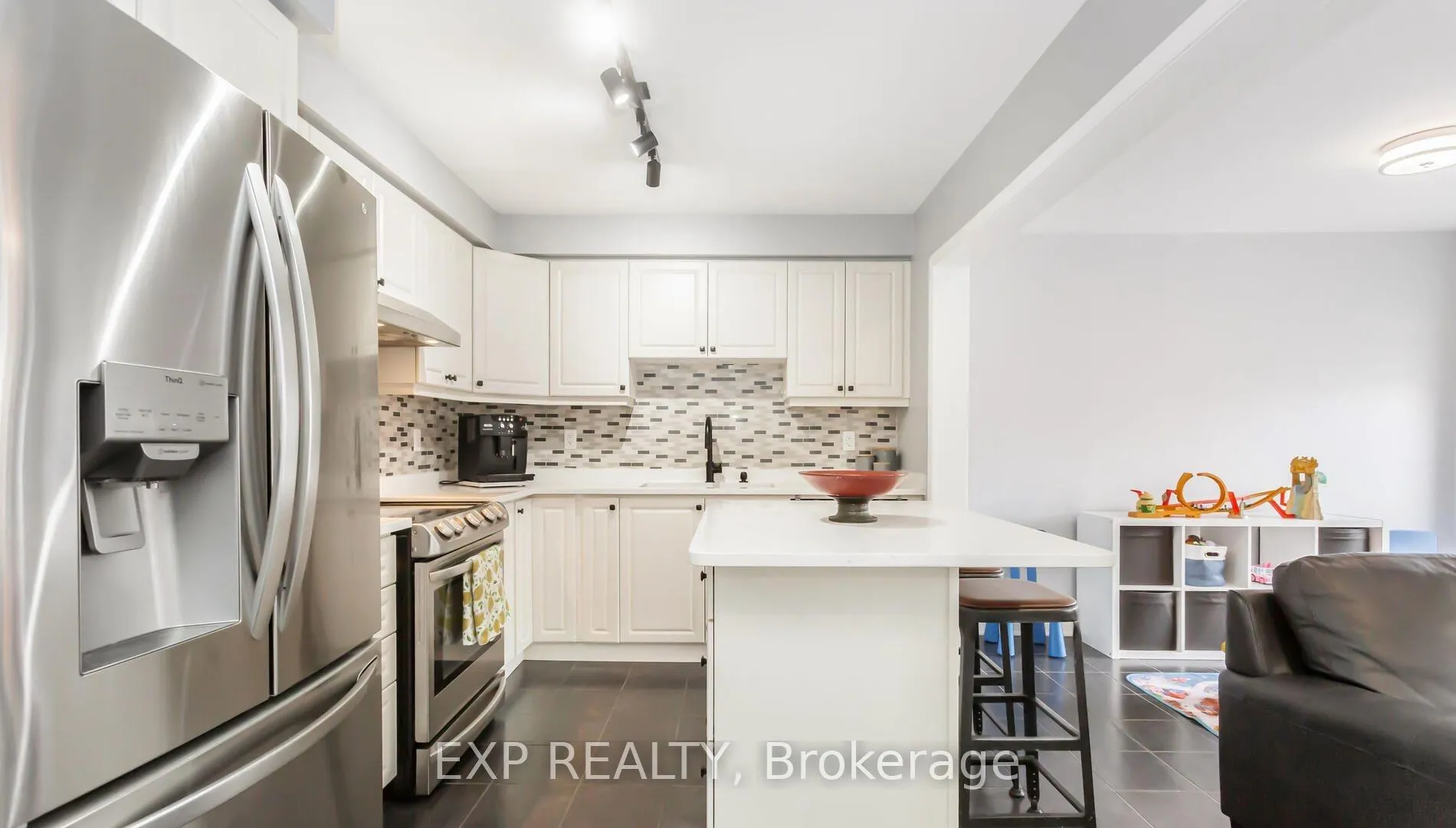Photo 8 of 102 Bleasdale Avenue, Brampton, Northwest Brampton — HOMEH
