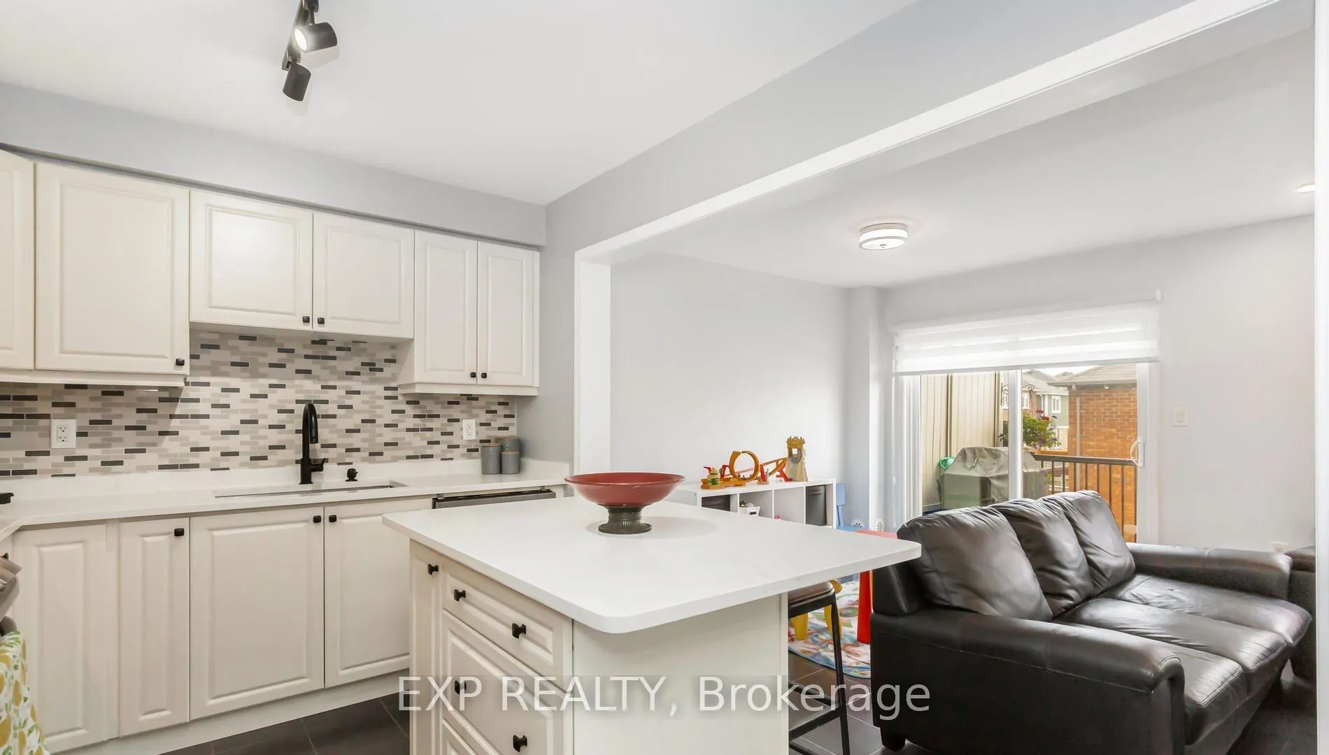 Photo 9 of 102 Bleasdale Avenue, Brampton, Northwest Brampton — HOMEH