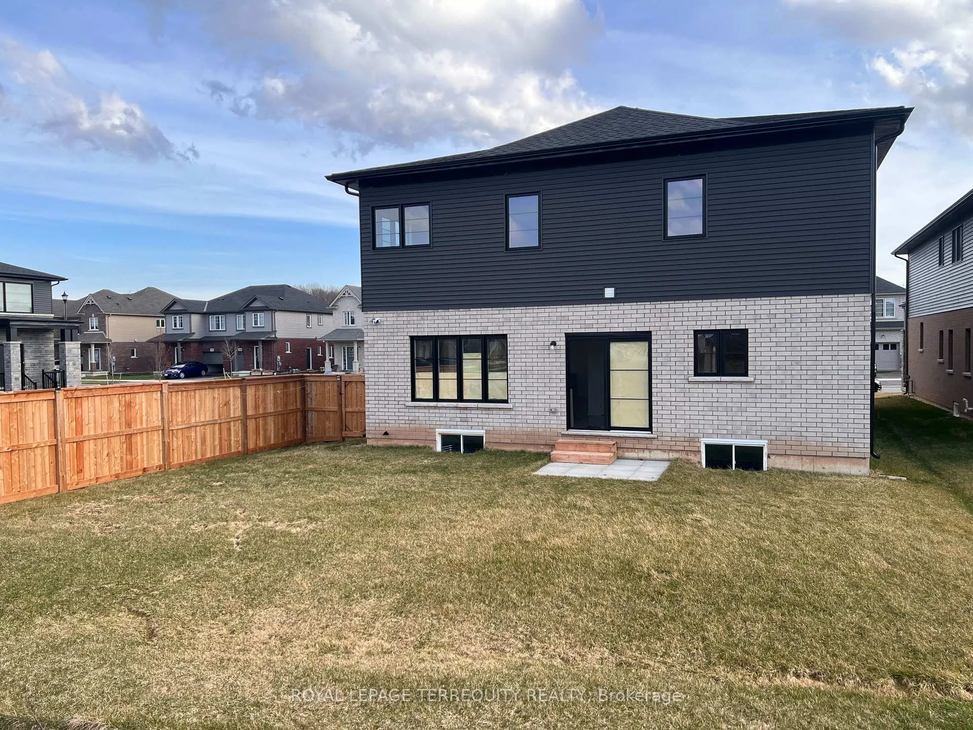 Photo 4 of 119 Acacia Road, Pelham, Fonthill — HOMEH