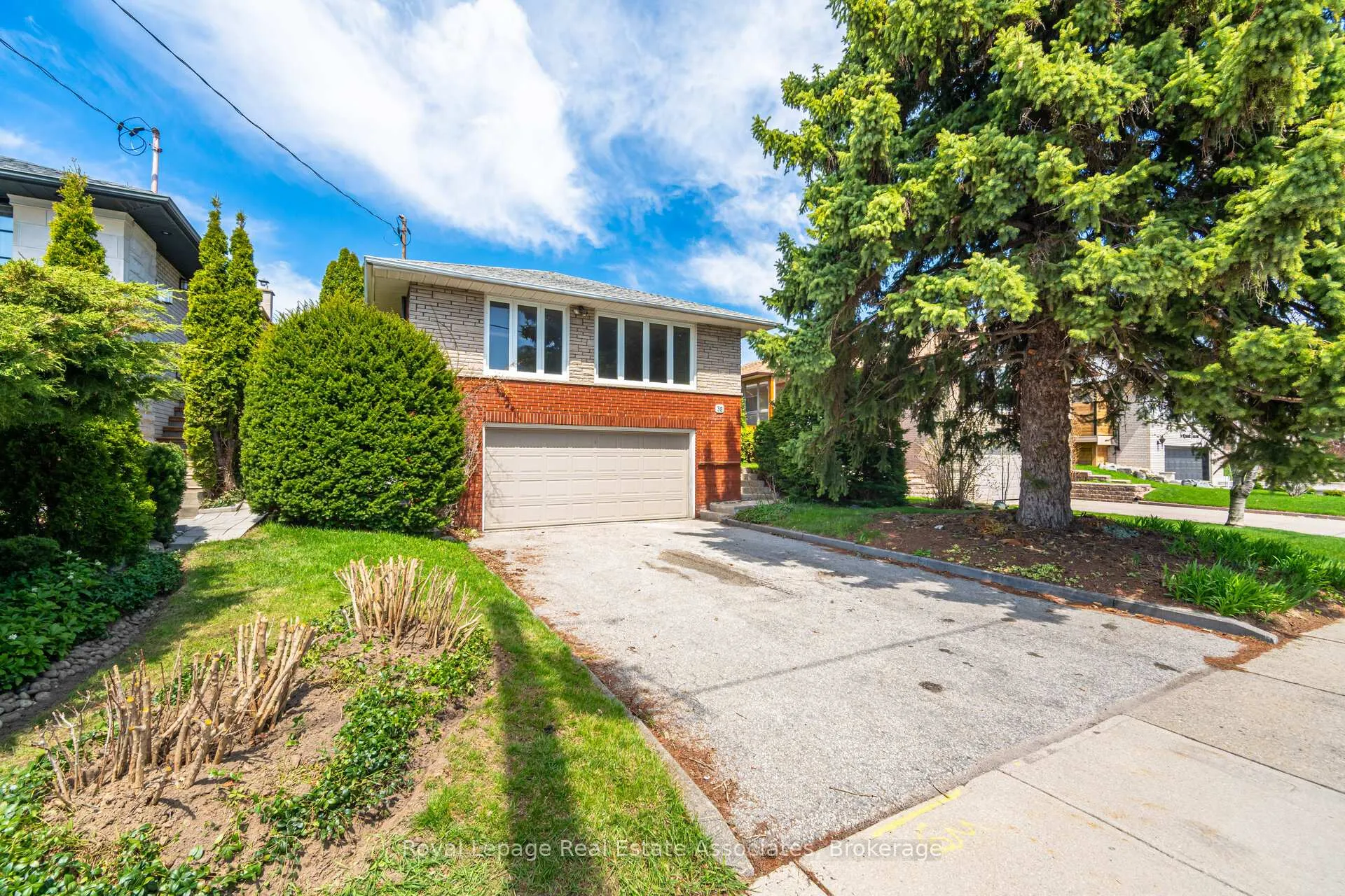 Photo 4 of 38 Renault Crescent, Etobicoke, Humber Heights — HOMEH