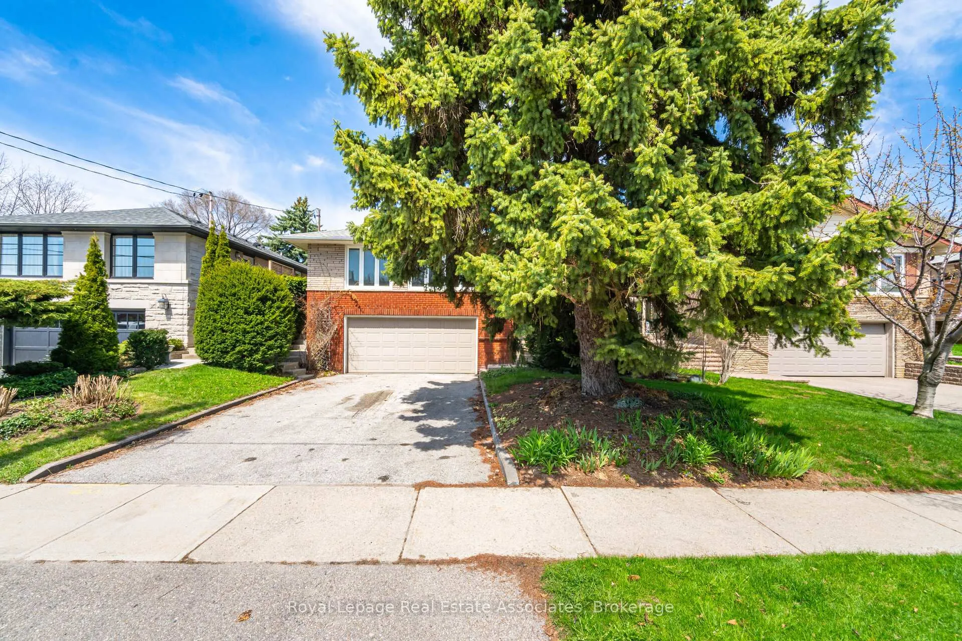 Photo 5 of 38 Renault Crescent, Etobicoke, Humber Heights — HOMEH