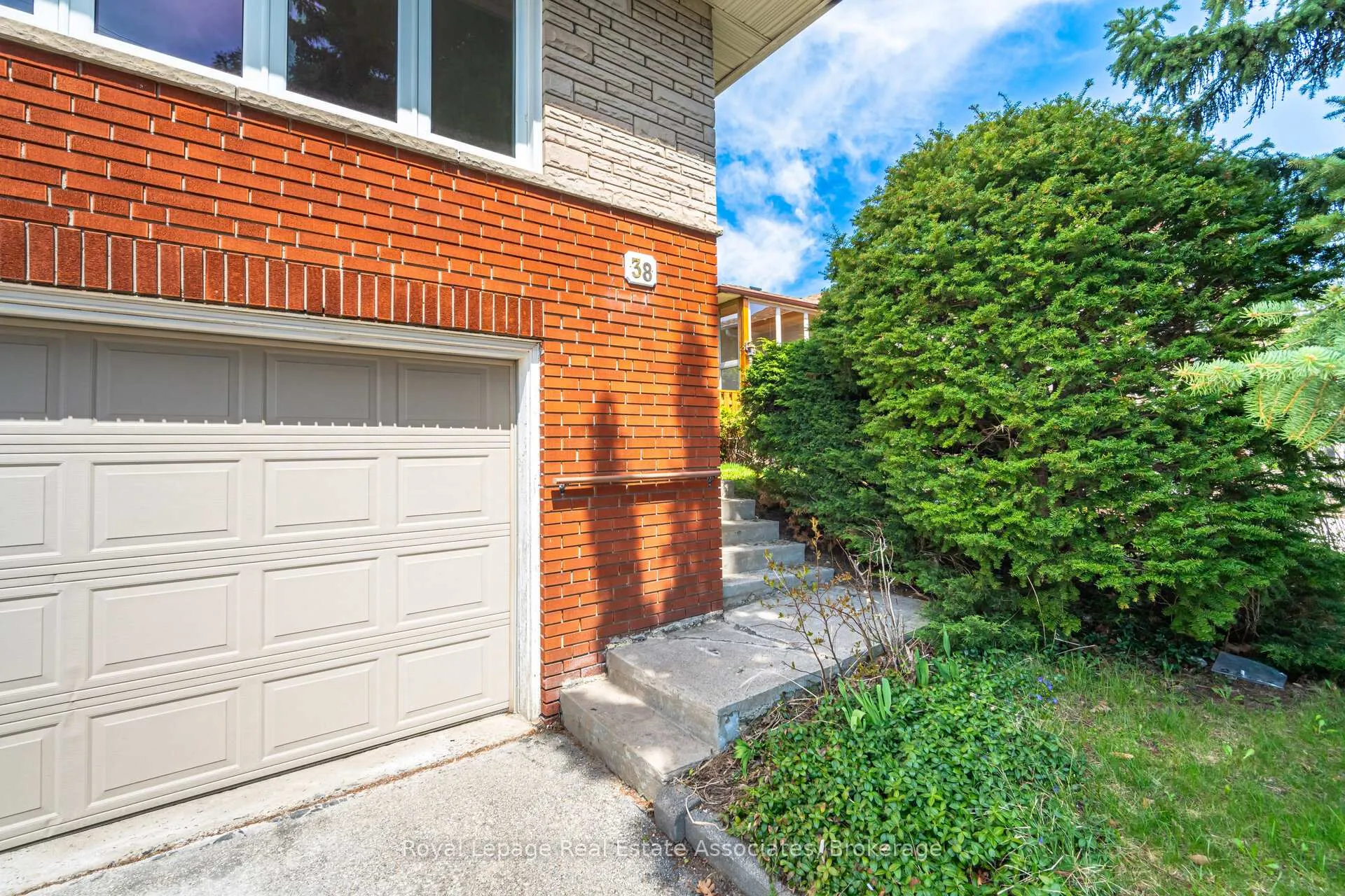 Photo 6 of 38 Renault Crescent, Etobicoke, Humber Heights — HOMEH
