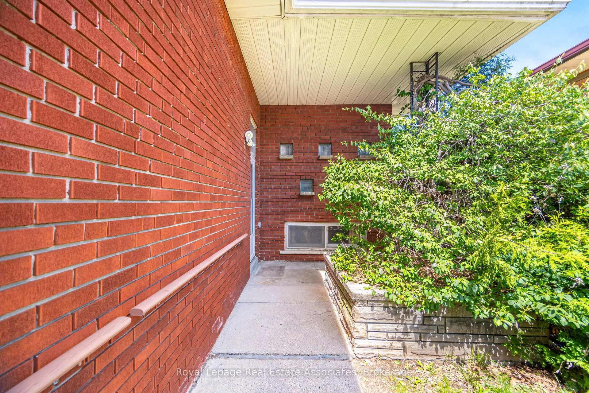 Photo 7 of 38 Renault Crescent, Etobicoke, Humber Heights — HOMEH