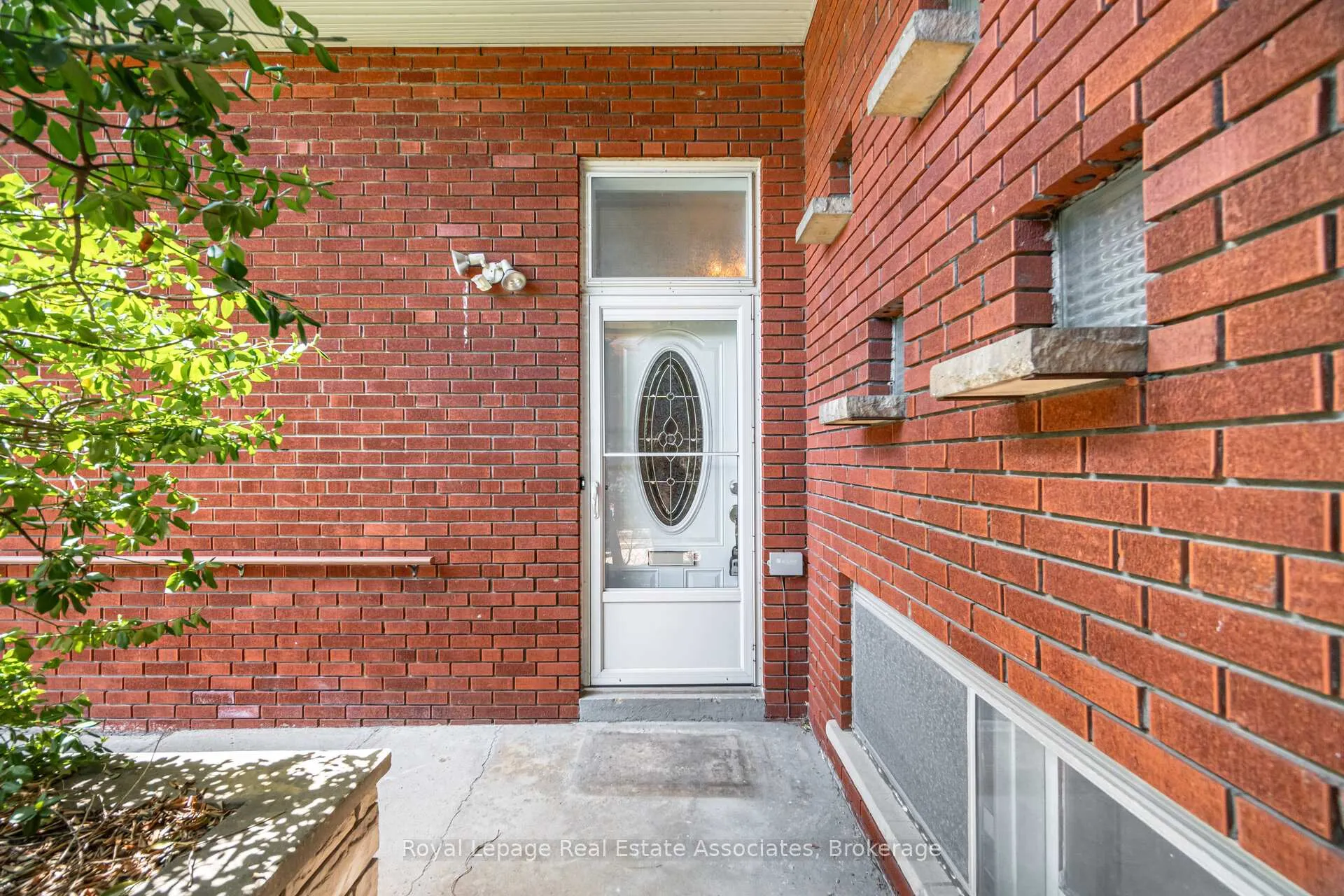 Photo 8 of 38 Renault Crescent, Etobicoke, Humber Heights — HOMEH