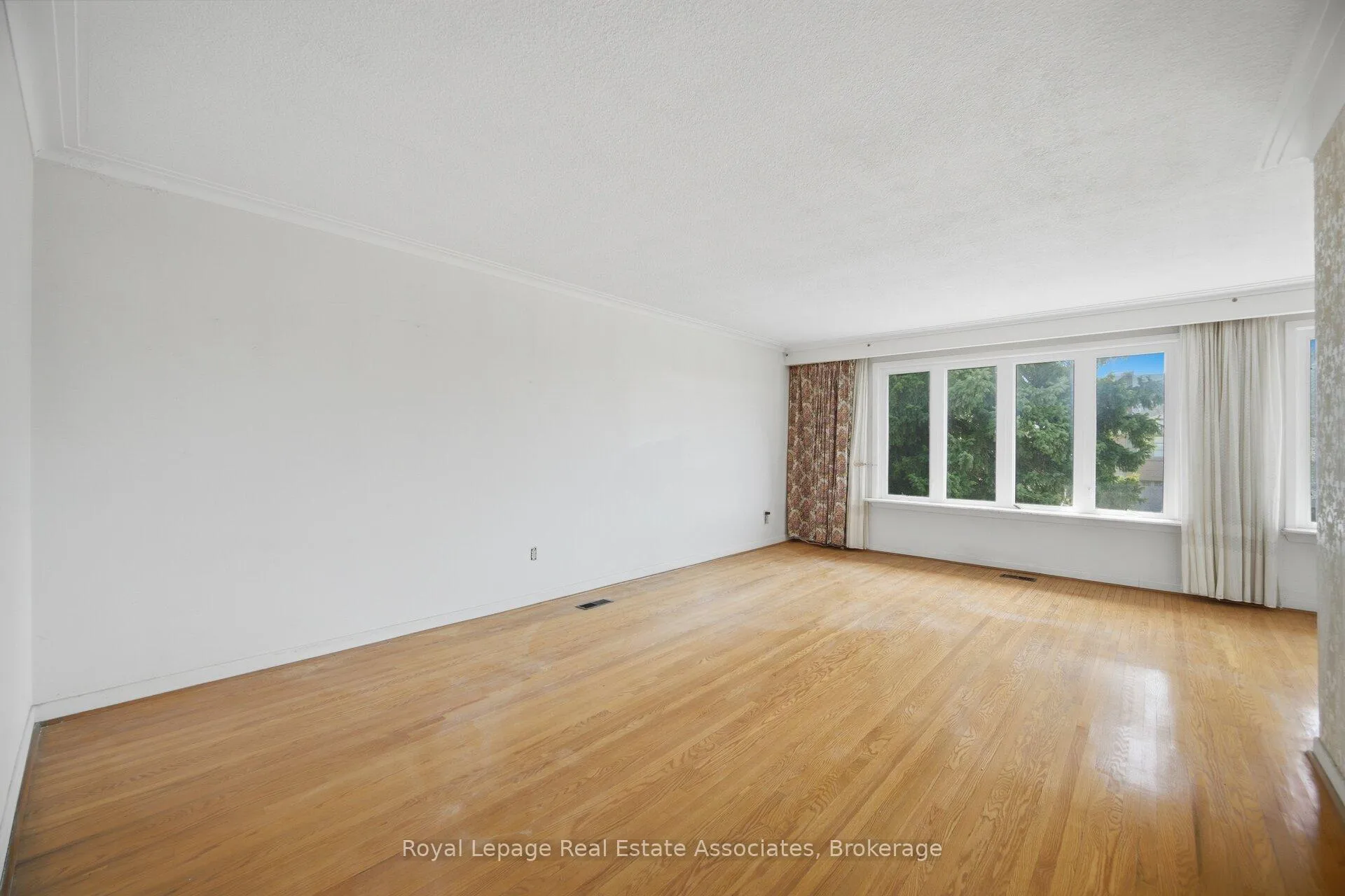 Photo 9 of 38 Renault Crescent, Etobicoke, Humber Heights — HOMEH