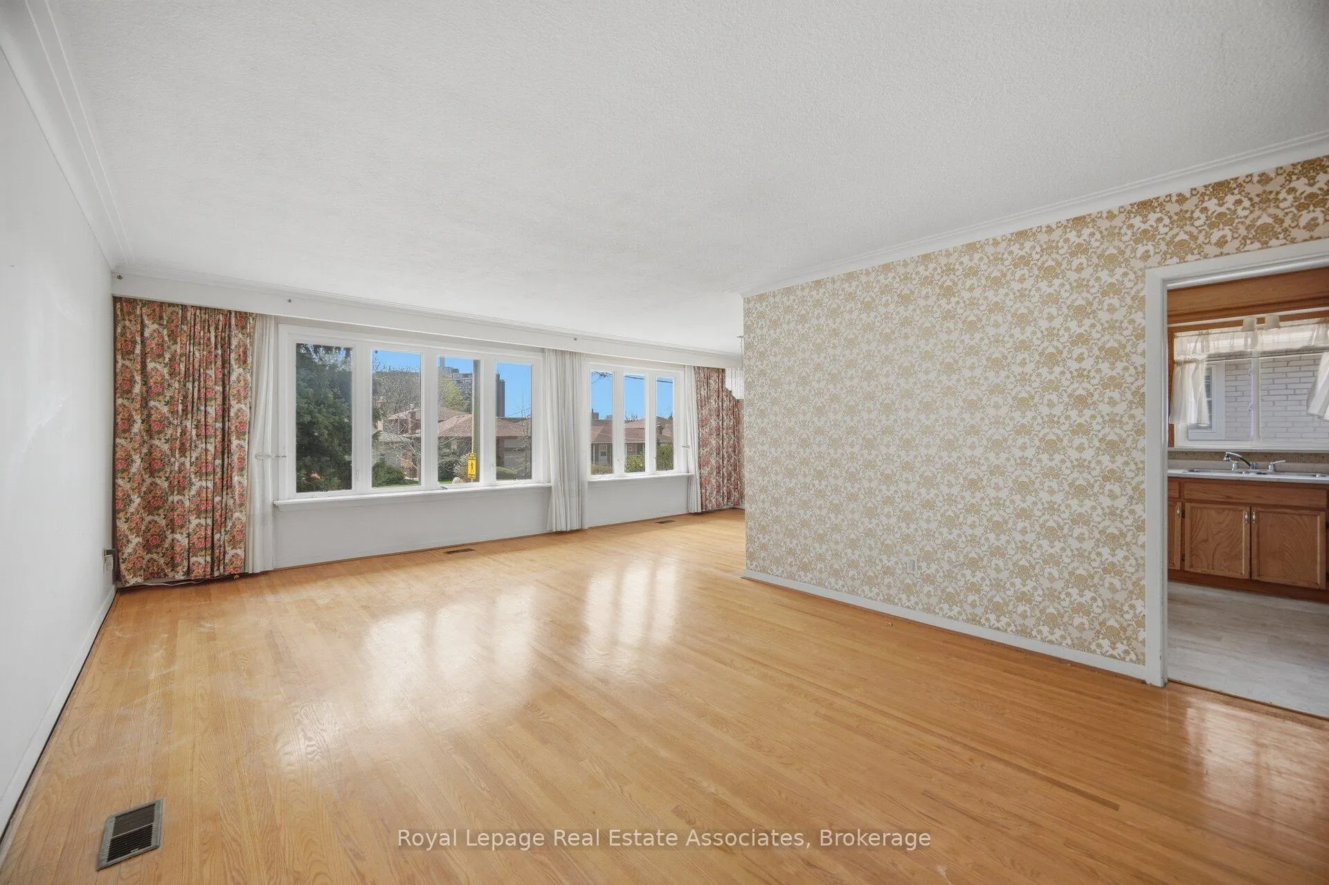Photo 10 of 38 Renault Crescent, Etobicoke, Humber Heights — HOMEH