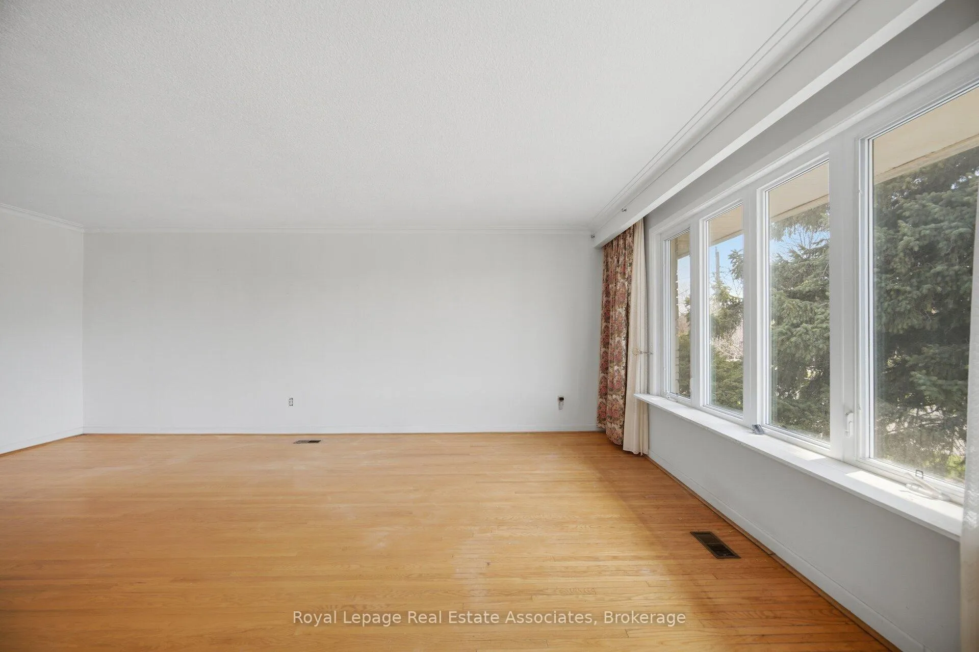 Photo 12 of 38 Renault Crescent, Etobicoke, Humber Heights — HOMEH