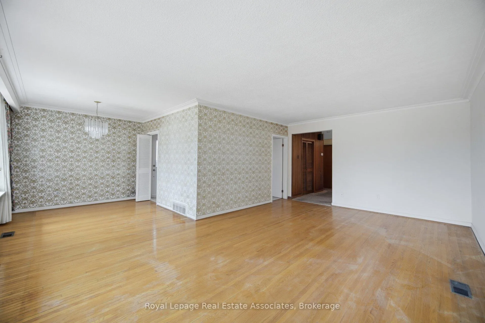 Photo 13 of 38 Renault Crescent, Etobicoke, Humber Heights — HOMEH