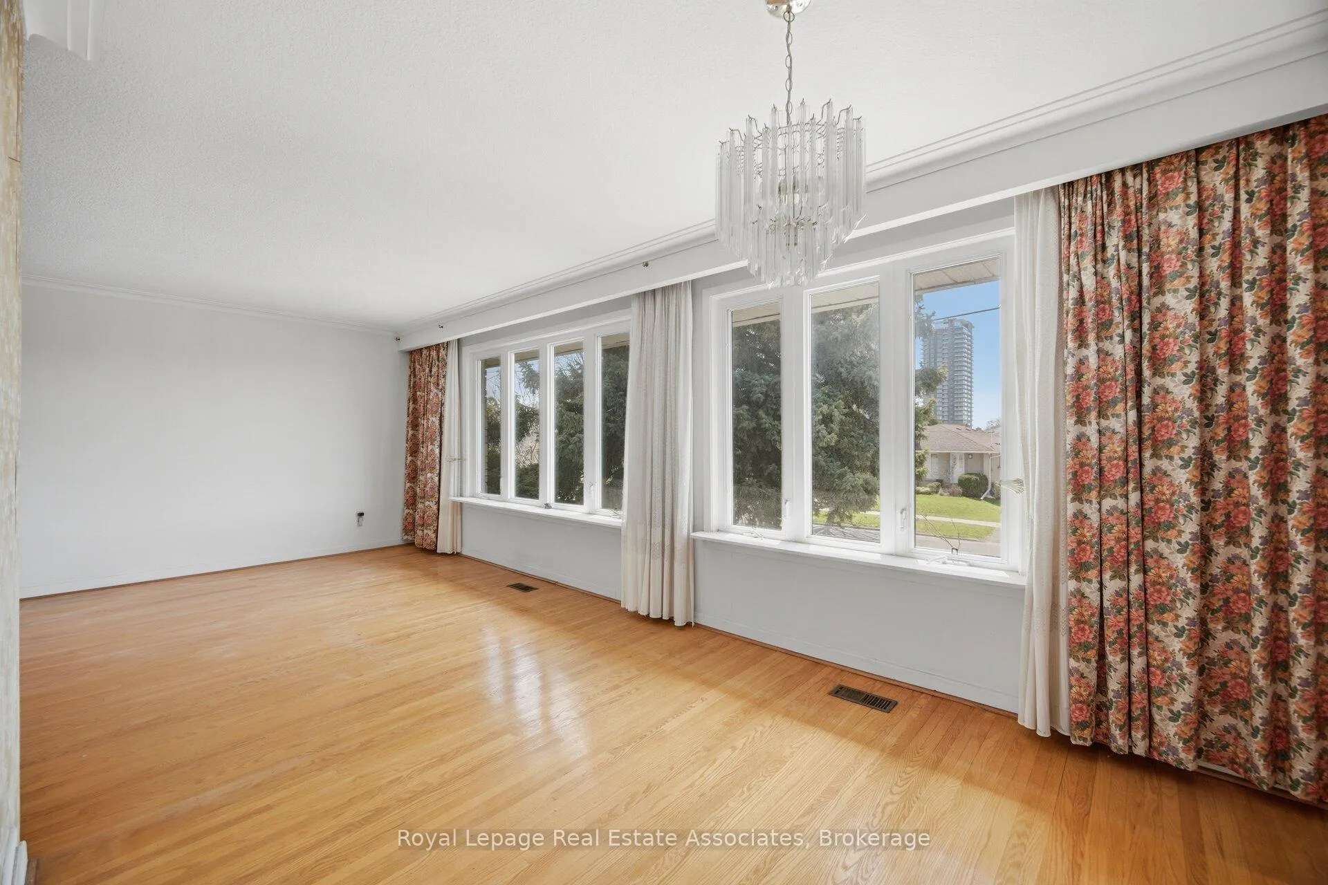 Photo 15 of 38 Renault Crescent, Etobicoke, Humber Heights — HOMEH