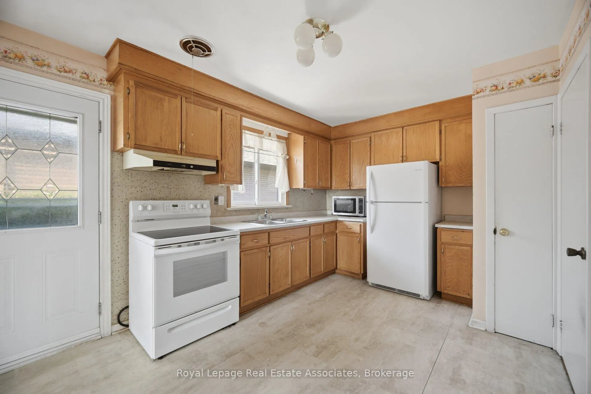 Photo 17 of 38 Renault Crescent, Etobicoke, Humber Heights — HOMEH