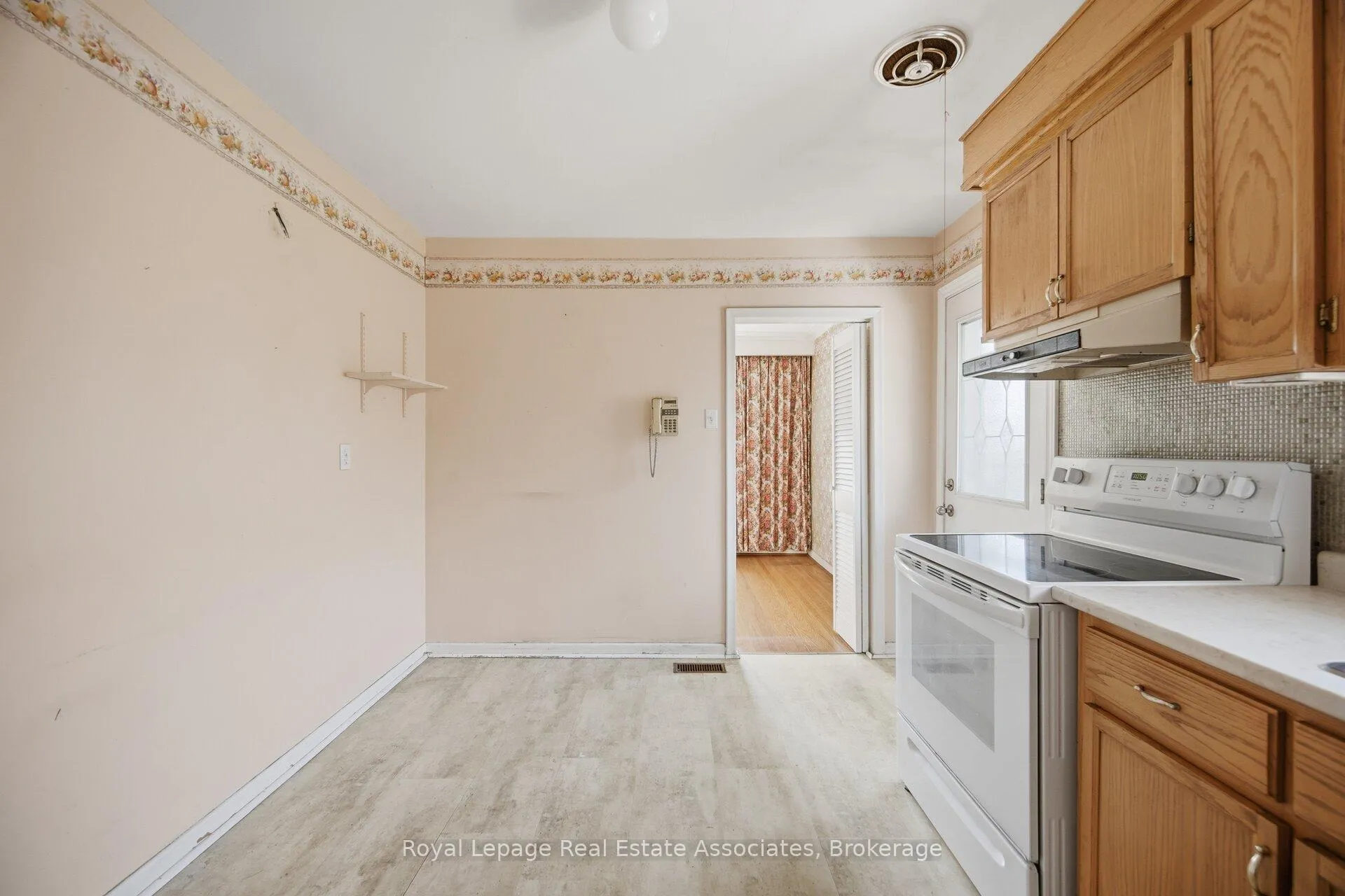 Photo 19 of 38 Renault Crescent, Etobicoke, Humber Heights — HOMEH