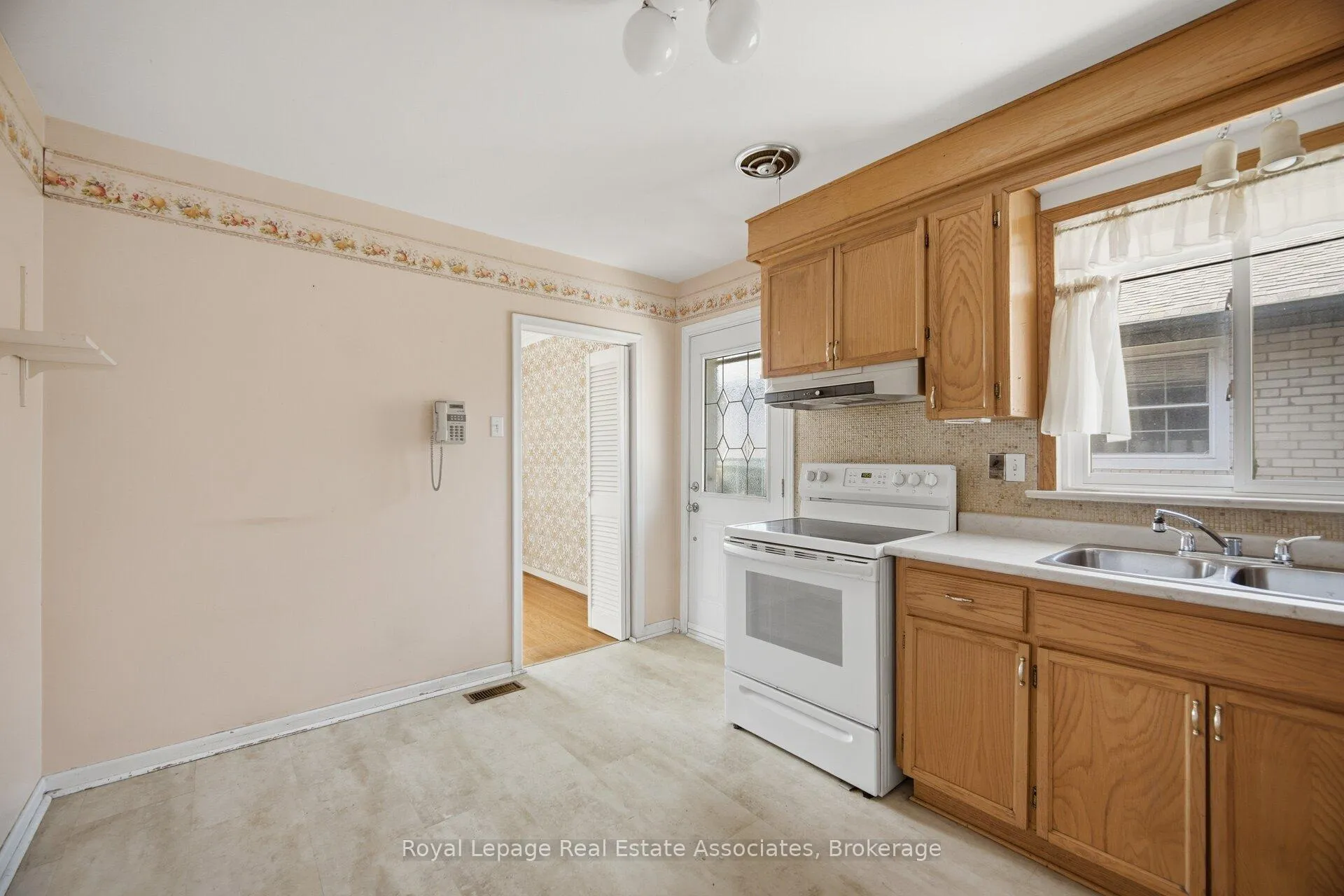 Photo 20 of 38 Renault Crescent, Etobicoke, Humber Heights — HOMEH