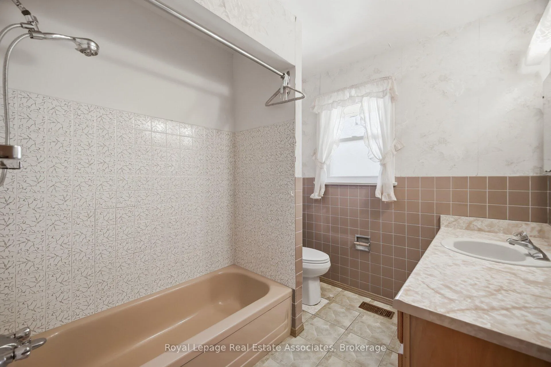Photo 29 of 38 Renault Crescent, Etobicoke, Humber Heights — HOMEH