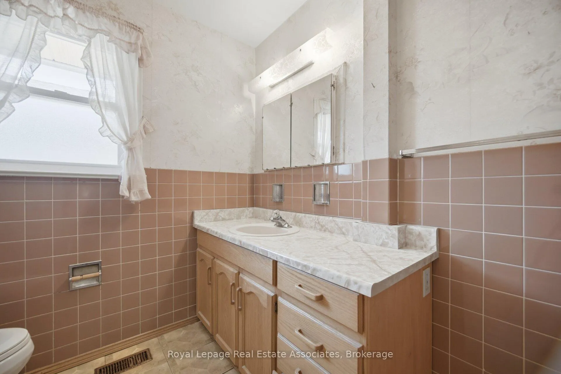 Photo 30 of 38 Renault Crescent, Etobicoke, Humber Heights — HOMEH