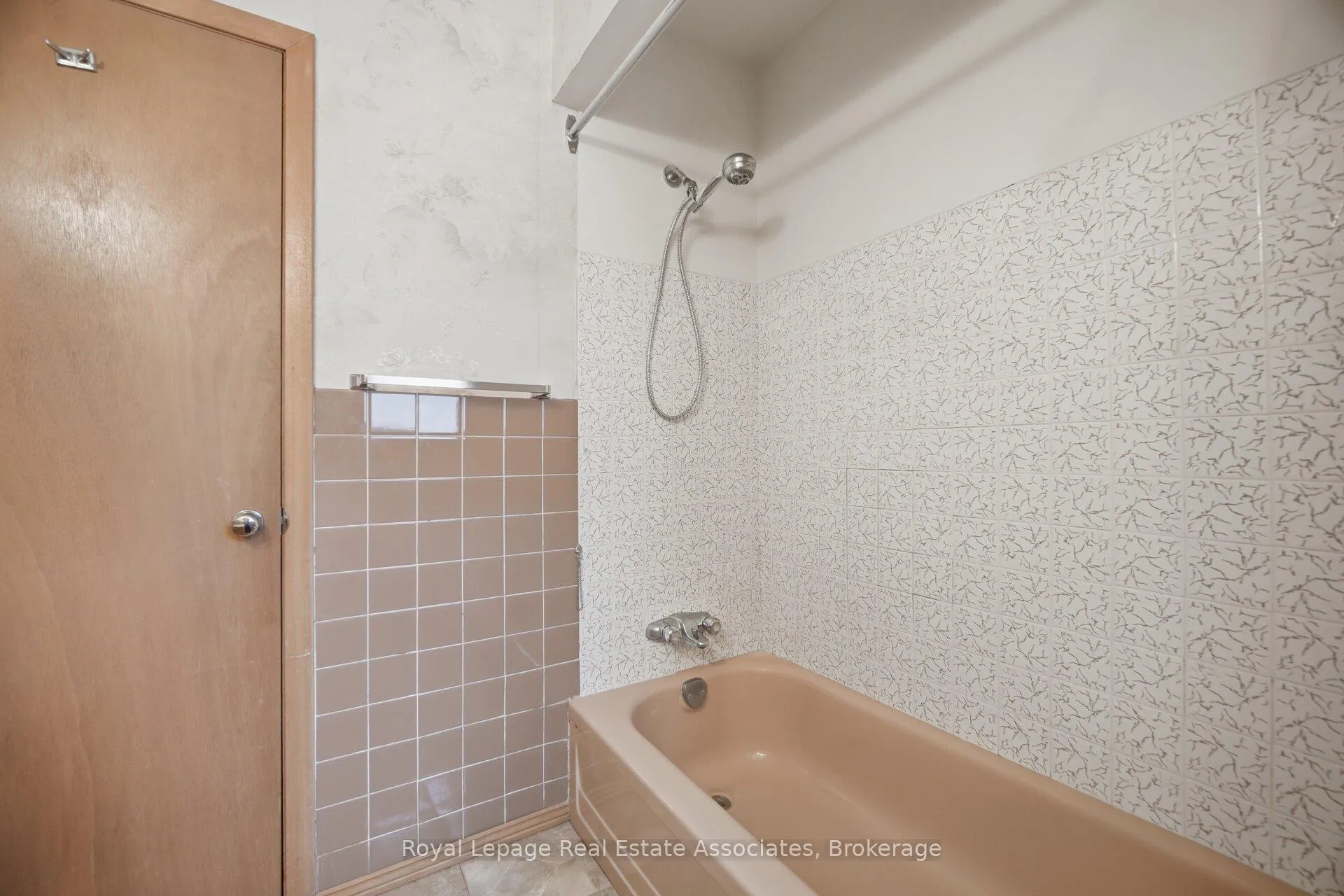 Photo 31 of 38 Renault Crescent, Etobicoke, Humber Heights — HOMEH