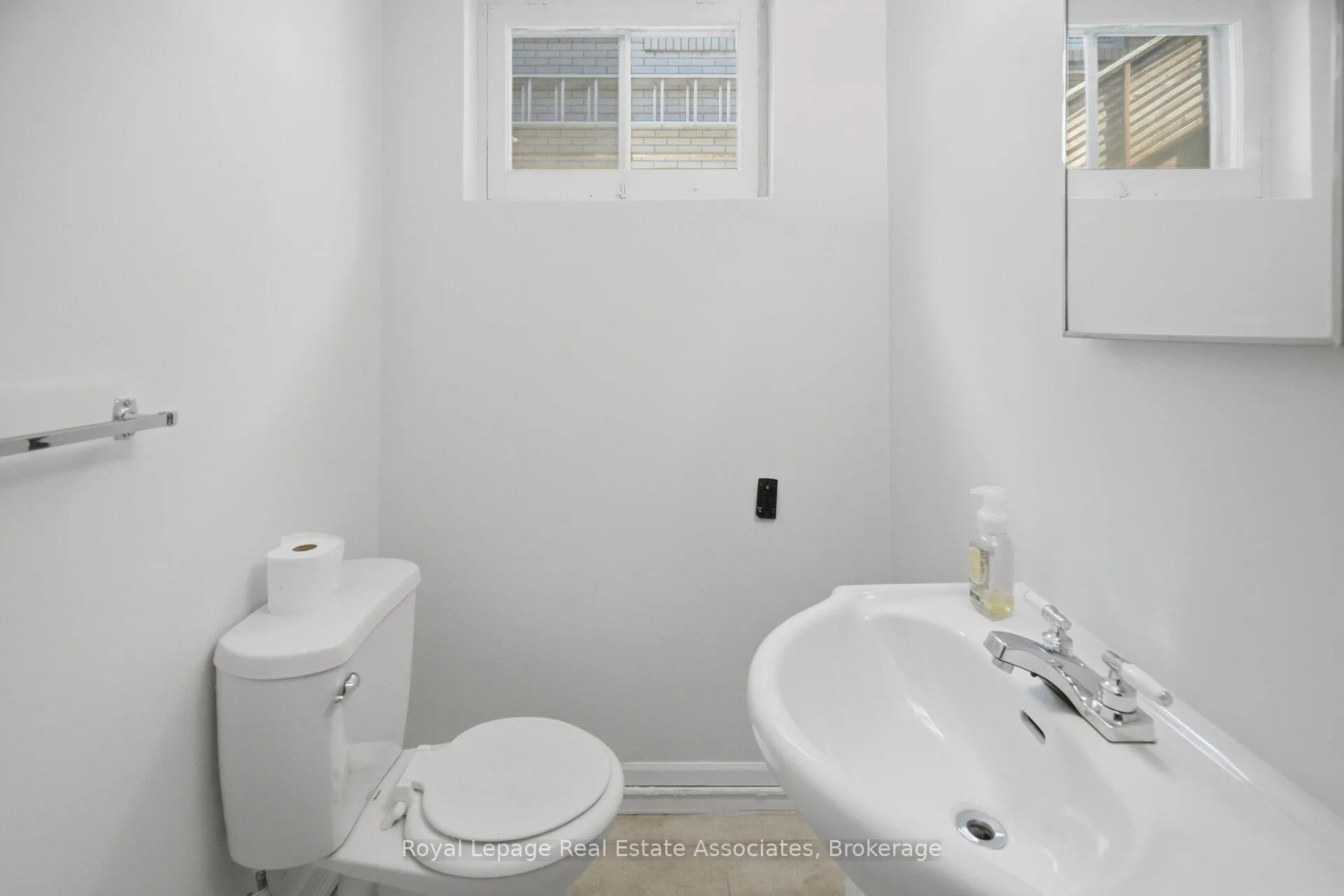 Photo 40 of 38 Renault Crescent, Etobicoke, Humber Heights — HOMEH